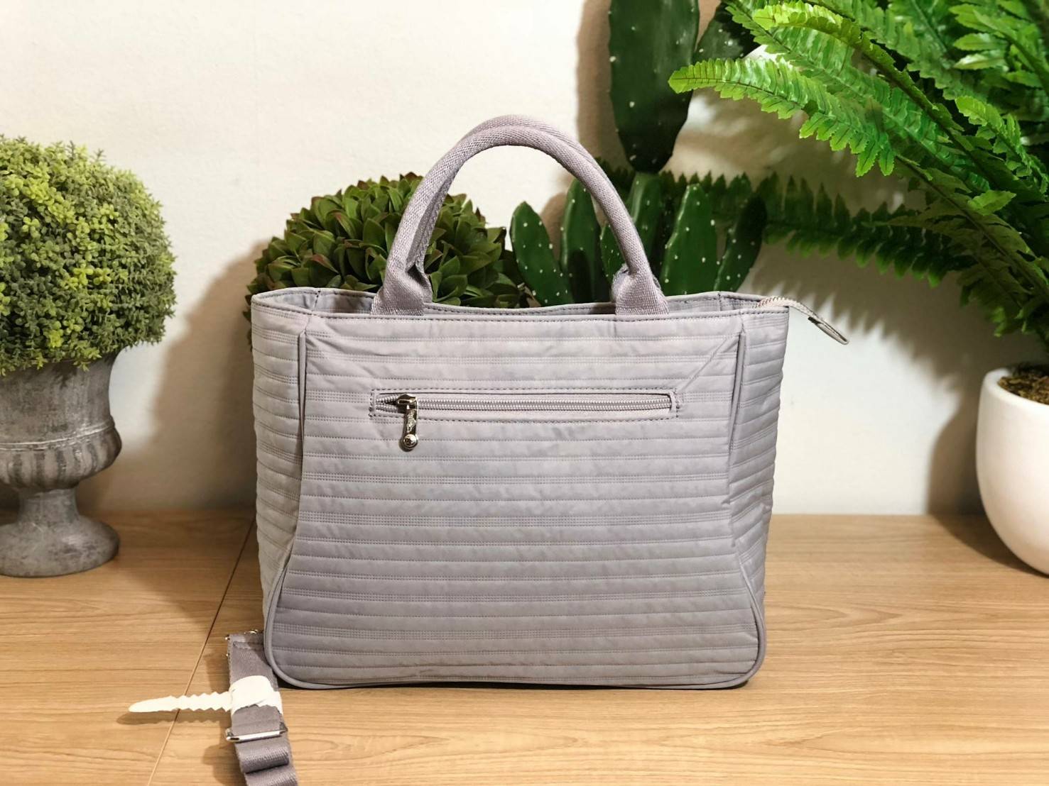 KIPLING NAMYA กระเป๋าถือทรงสวยจาก KIPLING ช่วยเสริมลุคให้ผู้ถือดูโดดเด่นกว่าคนอื่นและเป็นที่สนใจมาพร้อม สายปรับได้ หูหิ้วคู่ ผิวกันน้ำปากกระเป๋าเปิดปิดแบบซิป ภายในมีช่องใส่โทรศัพท์ แยกเก็บของเป็นสัดส่วน ด้านหน้าประดับด้วยโลโก้แบบกลม ที่ห้อยกุญแจและพวงกุญแ