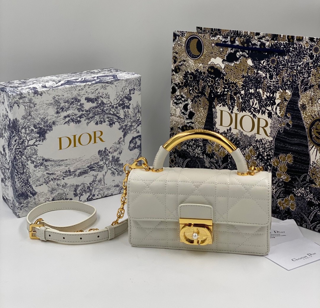 Mini Dior Ange Bag Macrocannage CD clasp with white resin pearl กระเป๋าถือพร้อมสายสะพาย ประดับตัวล็อคมุก สวยงามเหนือกาลเวลา เกรดออริ 1:1 ใช้งานต่างประเทศได้