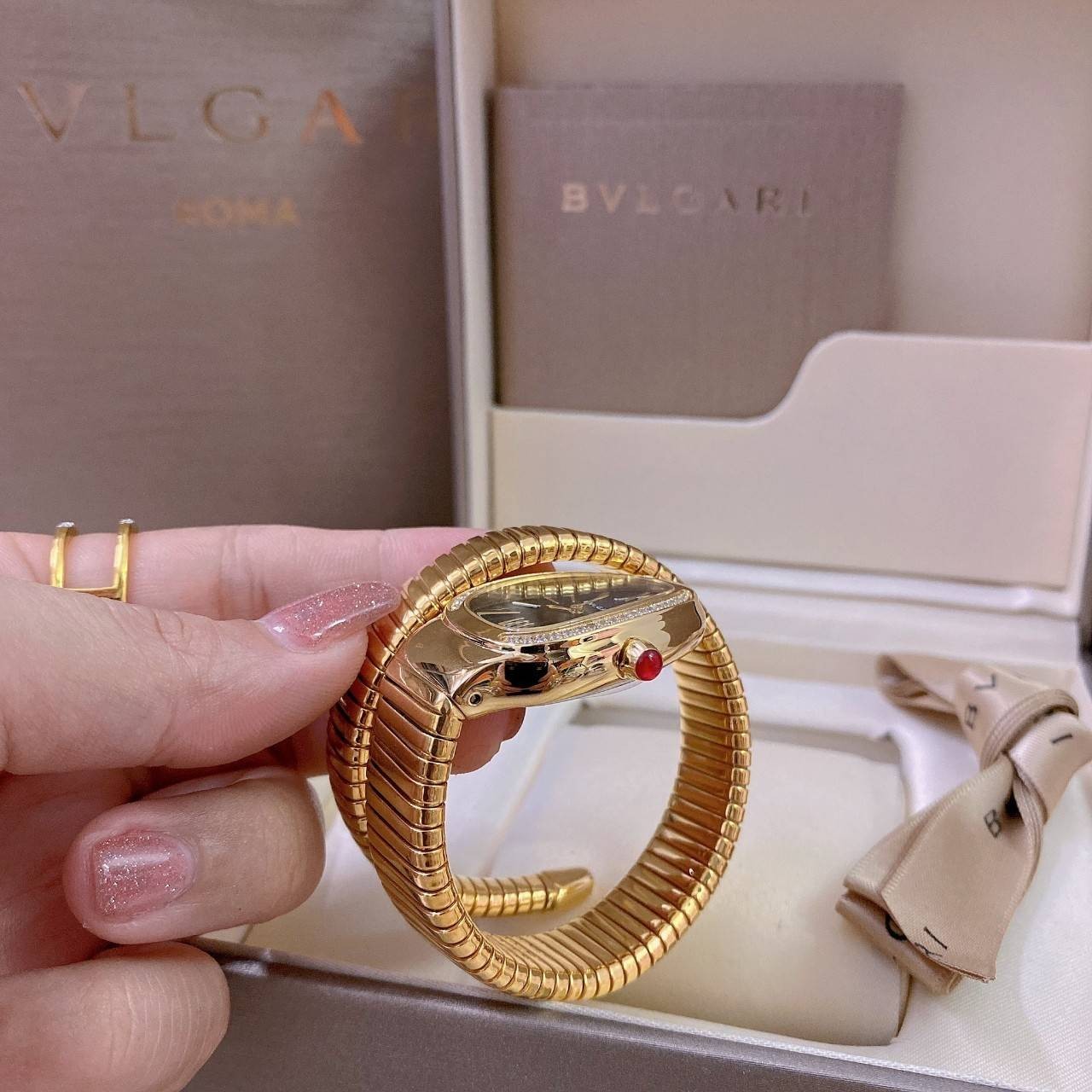 BVLGARI SERPENTI WATCH 24mm 26mm นาฬิกาบุลการี รุ่นหน้าปัดล้อมเพชร นาฬิกาผู้หญิง ภาพสินค้าถ่ายจากงานขายจริง