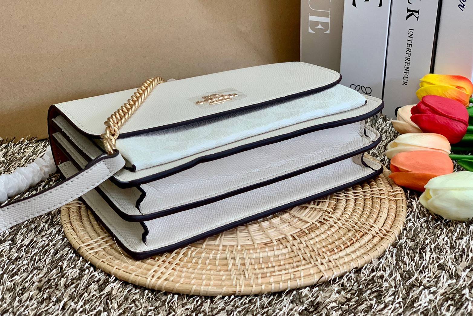 พร้อมส่งถึง8สี ห้ามพลาดค่ะ! COACH KLARE CROSSBODY BAG ((91019//91174//90400//1424//90635)) พร้อมส่งที่ไทย กระเป๋าสะพายครอสบอดี้ร์หรือสามารถทบเป็นสายคู่คล้องไหล่ได้ด้วยค่ะ หนังแท้ แต่ละสีทำลายหนังได้สวยงามแตกต่างกันออกไปนะคะ ✔️ห้อยด้วยป้ายแบรนด์แบบโ