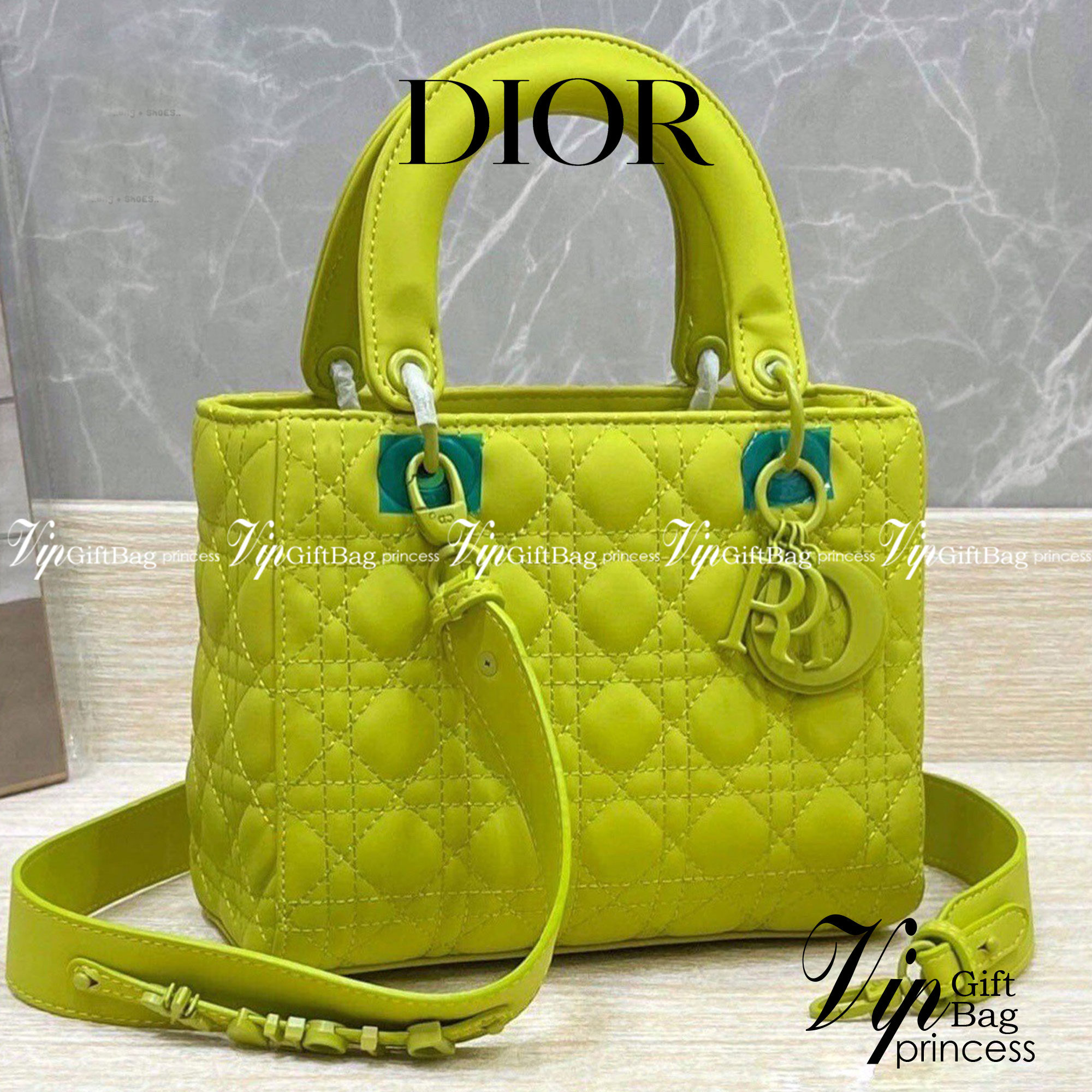 DIOR CD LADY BAG / Christian Dior Lady Dior Ultra-Matte Bag 9.5" ขนาดกำลังดี ใส่ของได้เยอะเลยค่ะ พร้อมส่ง 5 โทนสีพาสเทลหวานๆ น่ารักละมุน ตัวห้อยโลโก้โทนสีเดียวกับกระเป๋า น่ารักมากค่ะ ดีไซน์เรียบง่าย แต่แฝงไปด้วยความหรูหรา วัสดุหนังแท้ ทรงกล่องคลาสสิค
