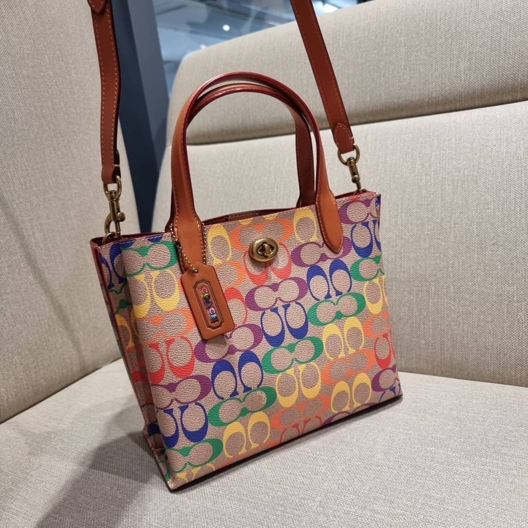COACH CA102 WILLOW TOTE 24 IN RAINBOW SIGNATURE CANVAS ไปให้สุดกับความเลิศของลวดลายสายรุ้ง ที่แต่งแต้มลงบนกระเป๋าทรงโท้ท ไซส์กำลังสวย พกพาได้สะดวก มีตัวบิดล็อคที่ปากกระเป๋าด้านหนึ่ง และกระดุมแม่เหล็กอีกด้านหนึ่ง ภายในโล่งกว้าง เก็บของได้เป็นสัดส่วนไปเลย ม