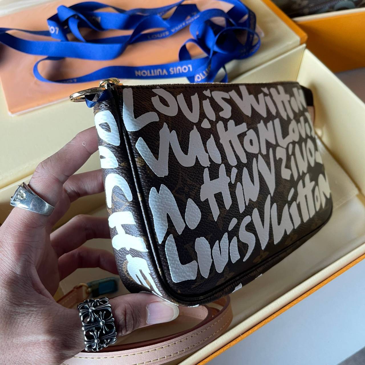 หนังแท้ LOUIS VUITTON MONOGRAM POCHTE ACCESSORIES BAG ลายใหม่ล่าสุด พร้อมส่งที่ไทย โดดเด่นด้วยรูปทรงอันเป็นเอกลักษณ์และรายละเอียดแบบคลาสสิก ภาพถ่ายสินค้าจริง ไอเท็มนี้สวยน่าใช้สุดคุ้มมากๆ ห้ามพลาดเลยค่ะ!