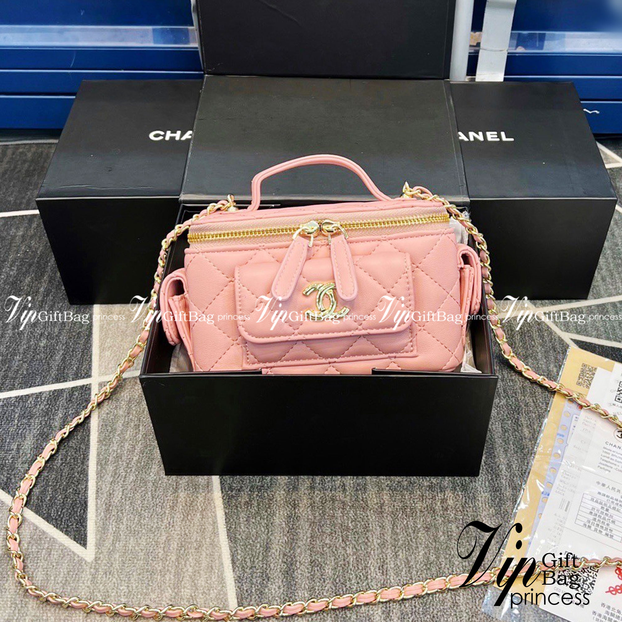 CHANEL vanity with chain top handle Lambskin & Gold-Tone Metal กระเป๋าทรงกล่องน่ารัก คิ้วๆ vanity งานจริงสวยมากๆ มาพร้อมอุปกรณ์ครบชุด พร้อมส่งที่ไทย ภาพถ่ายจากงานขายจริง ใช้งานต่างประเทศได้