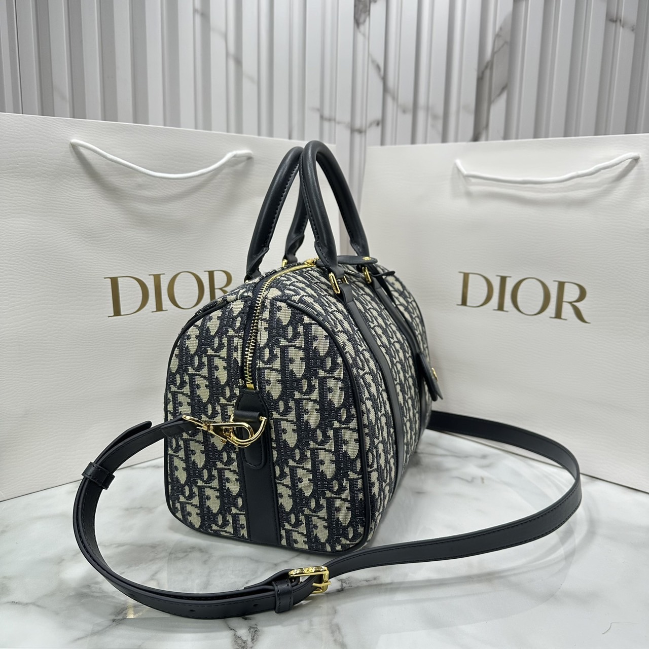DIOR Groove 25 Bag / Dior Keepall Macrocannage Leather / Oblique Jacquard กระเป๋าสะพายทรงบอสตัน Keepall ทันสมัยและสง่างาม ใช้งานได้ทั้งแบบสะพายไหล่หรือสะพายแบบครอสบอดี้ เหมาะเป็นไอเทมคู่ใจในชีวิตประจำวัน เกรดออริ 1:1