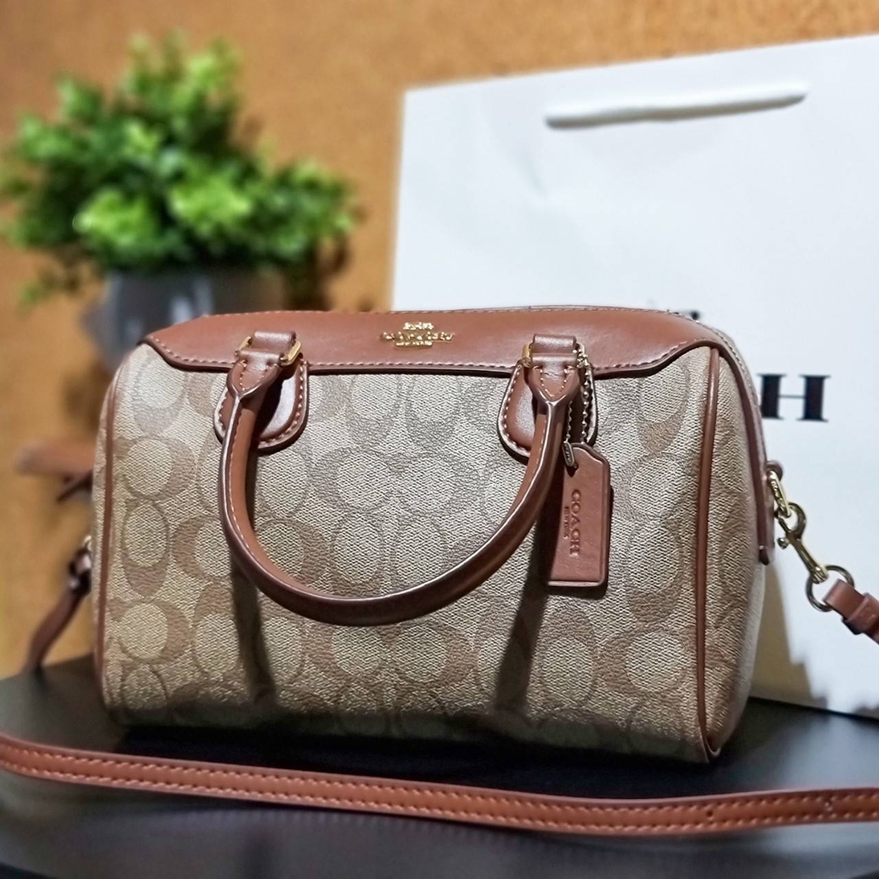 OUTLET ของแท้ 💯% 】COACH F32203 MINI BENNETT SATCHEL IN SIGNATURE CANVAS กลับมาอีกครั้ง!! กับกระเป๋าทรงหมอนยอดฮิต 🥳 มีกี่สีก็ขายหมด วัสดุหนังแคนวาสเคลือบลาย ทรงสวยใช้งานได้ทุกโอกาส