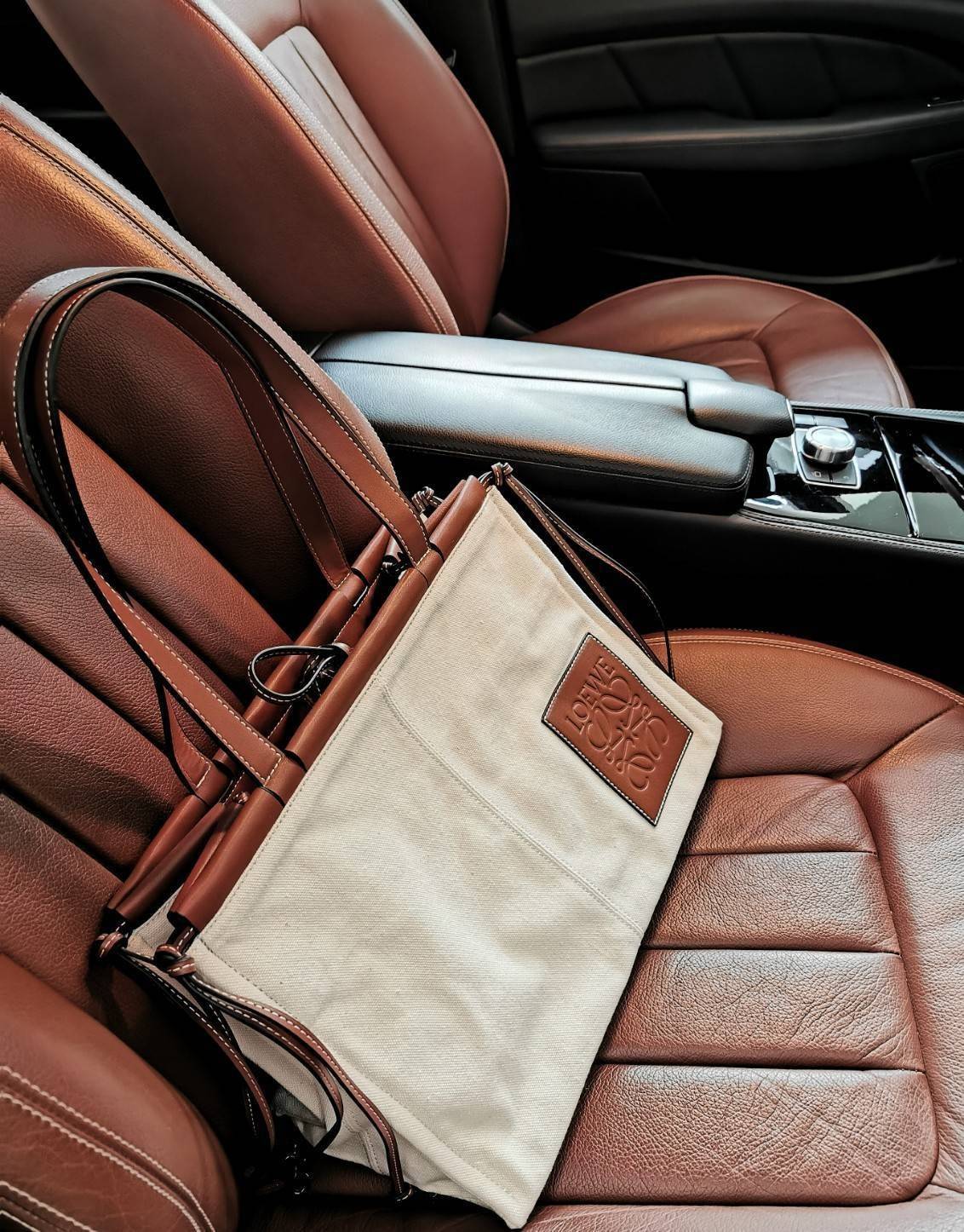 พรีเมี่ยมกิ๊ฟแท้ 100% 】LOEWE TOTE BAG VIP GIFT WITH PURCHASE (GWP) Limited Edition จาก "LOEWE PERFUME DUTYFREE" วัสดุ Canvas&Leather ใบใหญ่ น้ำหนักเบา ภายในโล่งกว้างและจุ ใส่เอกสารA4 เสื้อผ้าสัมภาระของใช้ได้เยอะจุใจ