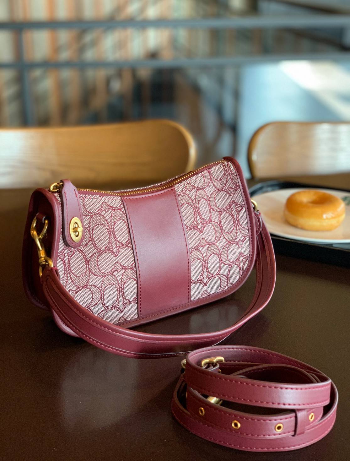 COACH SWINGER BAG IN SIGNATURE JACQUARD ((C0721))