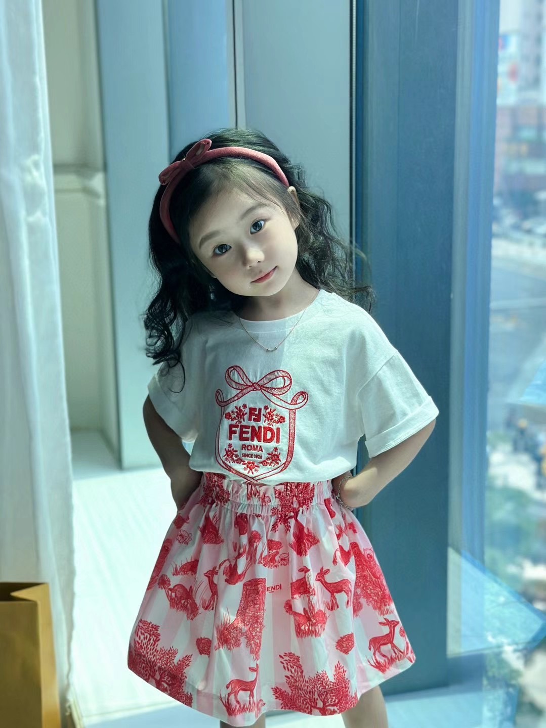 สลับแท้ เกรดเทพ Size 90-150 เสื้อผ้าเด็กแบรนด์เนม FENDI Jersey junior T-shirt + Junior Skirt Poplin งาน 1:1 เซตงานเสื้อยืดขาวกับกระโปรงลายผ้าชนะเลิศ เนื้อผ้าการันตีความพรีเมียม