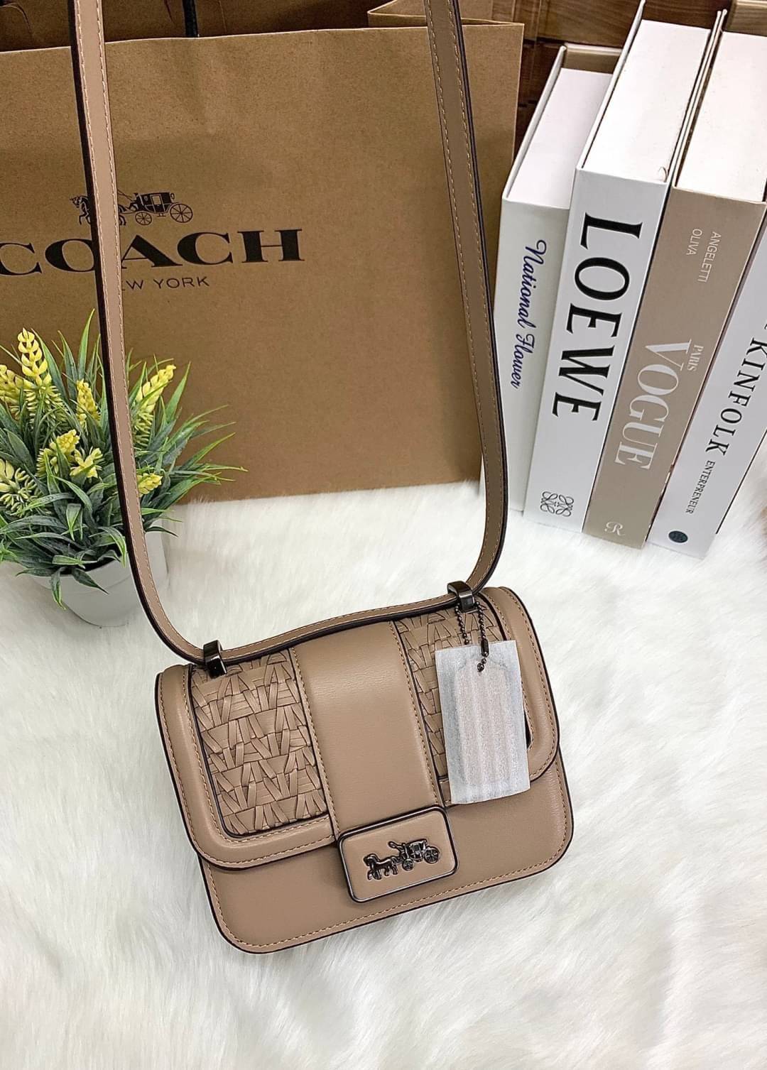 น้องสวย คุณภาพแน่นอีกแล้วจร้าา! COACH ALIE SHOULDER BAG 18 WITH WEAVING ((C2587)) พร้อมส่งความสวย! กระเป๋าสะพายครอสบอดี้ร์หรือสามารถทบเป็นสายคู่ใช้แบบหิ้วหรือคล้องไหล่ได้ด้วย หนังแท้อย่างดีสวยงามค่ะ ด้านหน้าทำหนังแบบสานได้คลาสสิคค่ะ