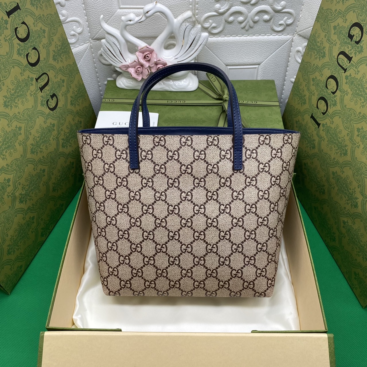 (รวมแบบ) หนังแท้ GUCCI Animal-Friendly Gucci Kid GG Supreme Tote Bag ลายใหม่น่ารักมากเลยค่าา งานหนังแท้ทรงตั้งสวย ขนาดกะทัดรัด จุของได้เยอะ ใช้ได้ทั้งเด็กและผู้ใหญ่ น่ารักมากค่ะ