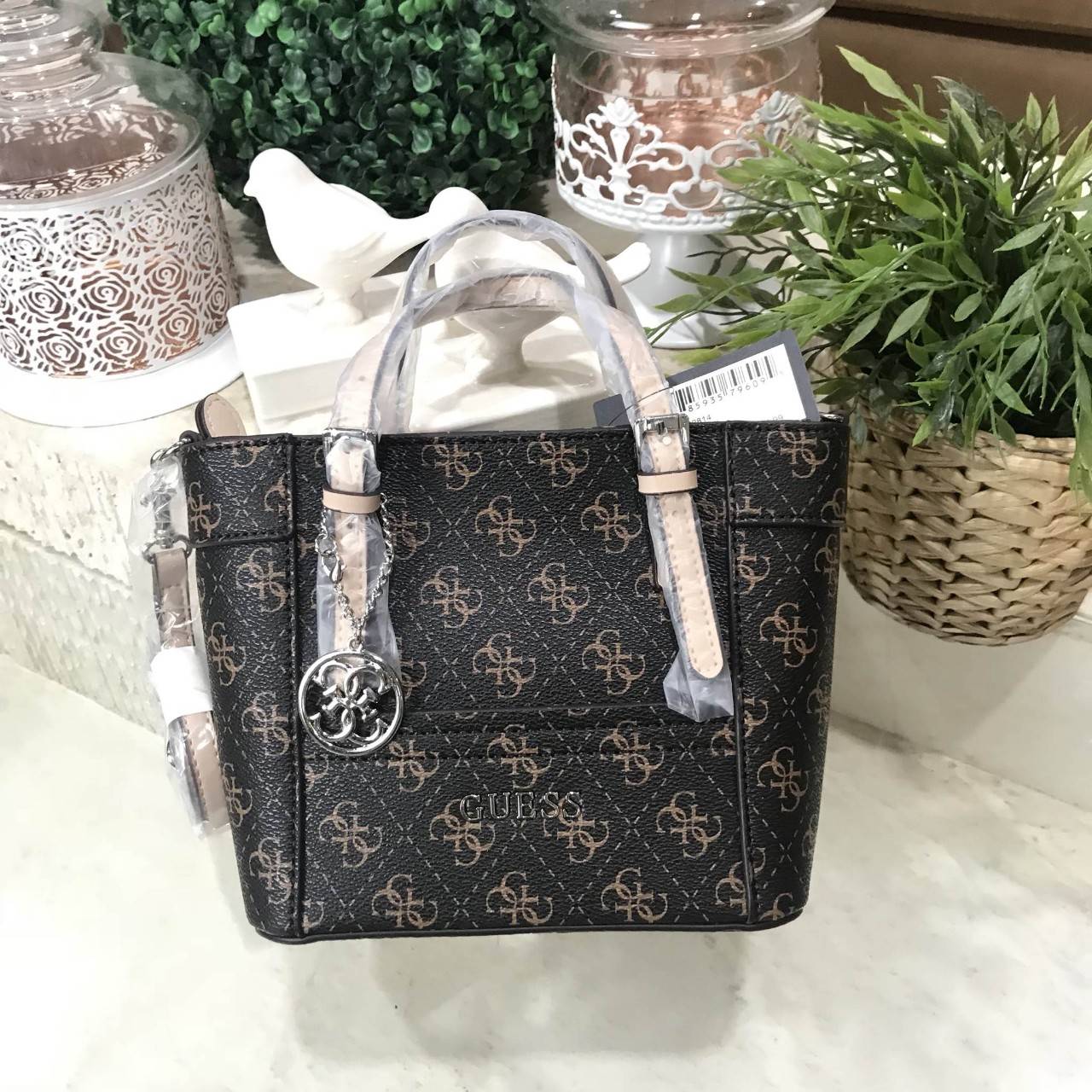 Don’t Miss! GUESS DELANEY MINI CROSS BODY BAG กระเป๋าถือหรือสะพายรุ่นที่ฮิตและขายดีที่สุดจาก GUESS FACTORY หนัง Saffiano ลาย GUESS Signature สวยอยู่ทรง ขนาดกำลังดี น้ำหนักเบา ด้านหน้าประดับโลโก้พร้อมพวงกุญแจโลโก้แบรนด์ห้อยที่หูกระเป๋าถอดเเยกใช้ได้ เปิดปิด