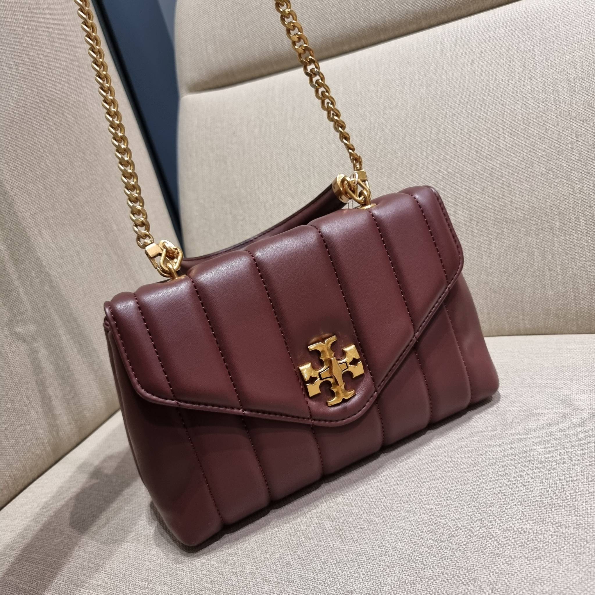 TORY BURCH KIRA QUILTED SMALL SATCHEL มาแล้วด่วนๆ!! กับคอลที่ปังไม่ไหว พร้อมเสิร์ฟสีคลาสสิค กระเป๋าถือ/สะพาย ทรงสวย สะพายคล่องตัว หนังแท้ ดีไซน์บุนวม เส้นคมสวยหรู วัสดุหนังแกะ สัมผัสดีงาม นิ่มมือ เปิด-ปิดด้วยอะไหล่บิดล็อค ภายในเป็นช่องโล่ง มีช่องซิป ใส่ขอ