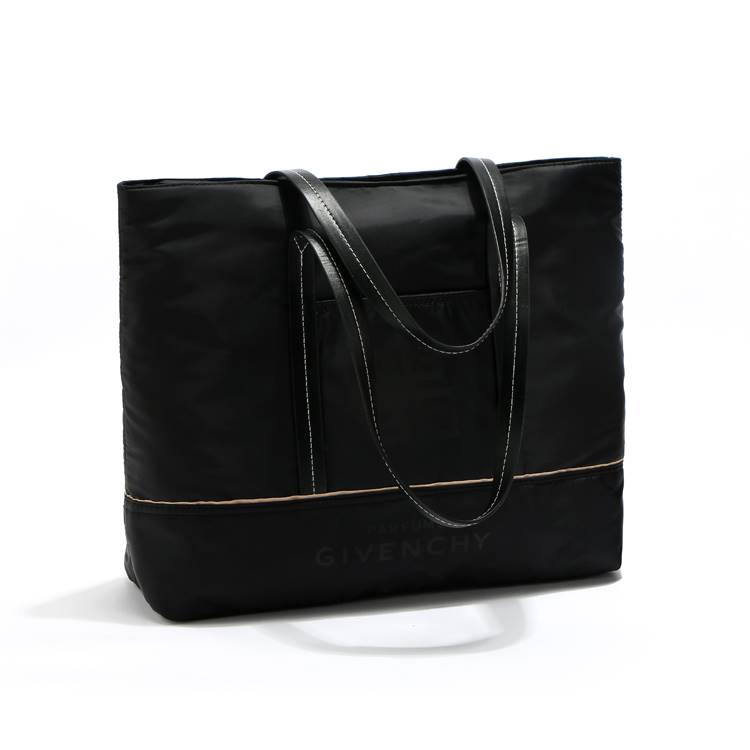 GIVENCHY PARFUME NYLON BAG ของแท้ จากเคาเตอร์แบรนด์น้ำหอม GIVENCHY ค้า ใบใหญ่จุใจ สะพายไหล่ วัสดุ ผ้าร่มหนานุ่ม กันน้ำออกแบบเก๋ๆ ด้วย สายหนังยาว สะพายไหล่ มีช่องใส่ของด้านหน้า ด้านใน บุด้วยผ้าปั้มโลโก้แบรนด์ มีช่องซิป 1 ช่อง ใส่มือถืออีก 1 ช่อง เปิด-ปิดด้
