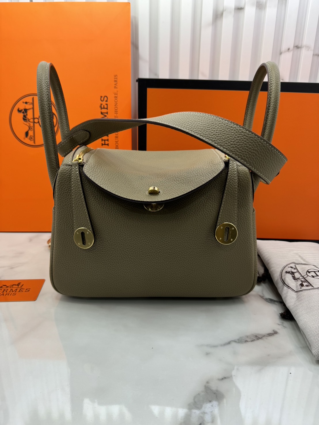 พร้อมส่ง 15 สี HERMES Lindy 26 bag กระเป๋าทรงโท้ทหนังสวยอย่างดี เอกลักษณ์ของความเรียบหรูไฮคลาสอย่างสมบูรณ์แบบ เกรดออริ สลับแท้ งานสวยตามรูป ใช้งานต่างประเทศได้