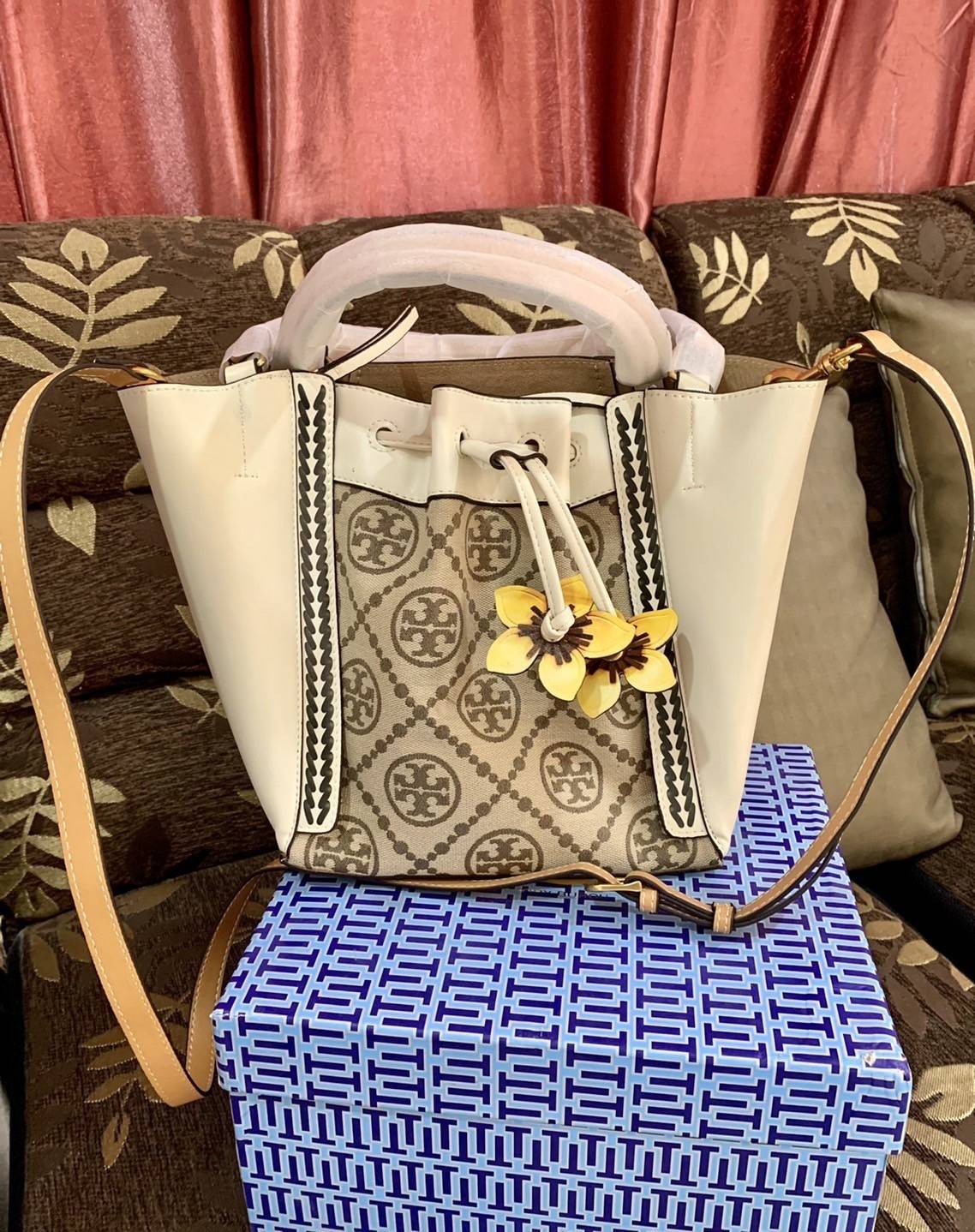 TORY BURCH T Monogram McGraw Braided Dragonfly Bag / TORY BURCH T MONOGRAM FLORAL CROSSBODY BAG กระเป๋าสะพายน้องใหม่มาแรง ลวดลาย Monogram ดีไซน์เก๋ วัสดุ calfskin อะไหล่สีทอง รูปทรงถักเปียด้านข้าง สายรุดประดับด้วยดอกได้ที่ทำจากหนัง สไตล์เรียบง่ายแต่ดูหรูส