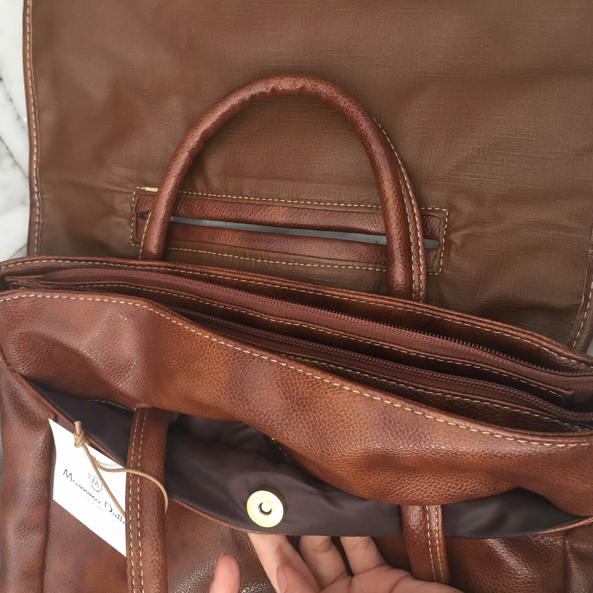 Best Seller massimo dutti Leather Backpack กระเป๋าหนังสวยมาก ปากกระเป๋า เปิดได้กว้าง จุเยอะ หยิบหาของสะดวกมากค่ะ - ปากกระเป๋าเปิดได้กว้าง หาของง่าย - ด้านในมีช่องเก็บของย่อย - มีช่องด้านหลัง ใส่ของ หยิบของสะดวกขึ้น -ด้านในมีช่องแบ่งเก็บของ 2 ช่องใหญ่ มีซิ