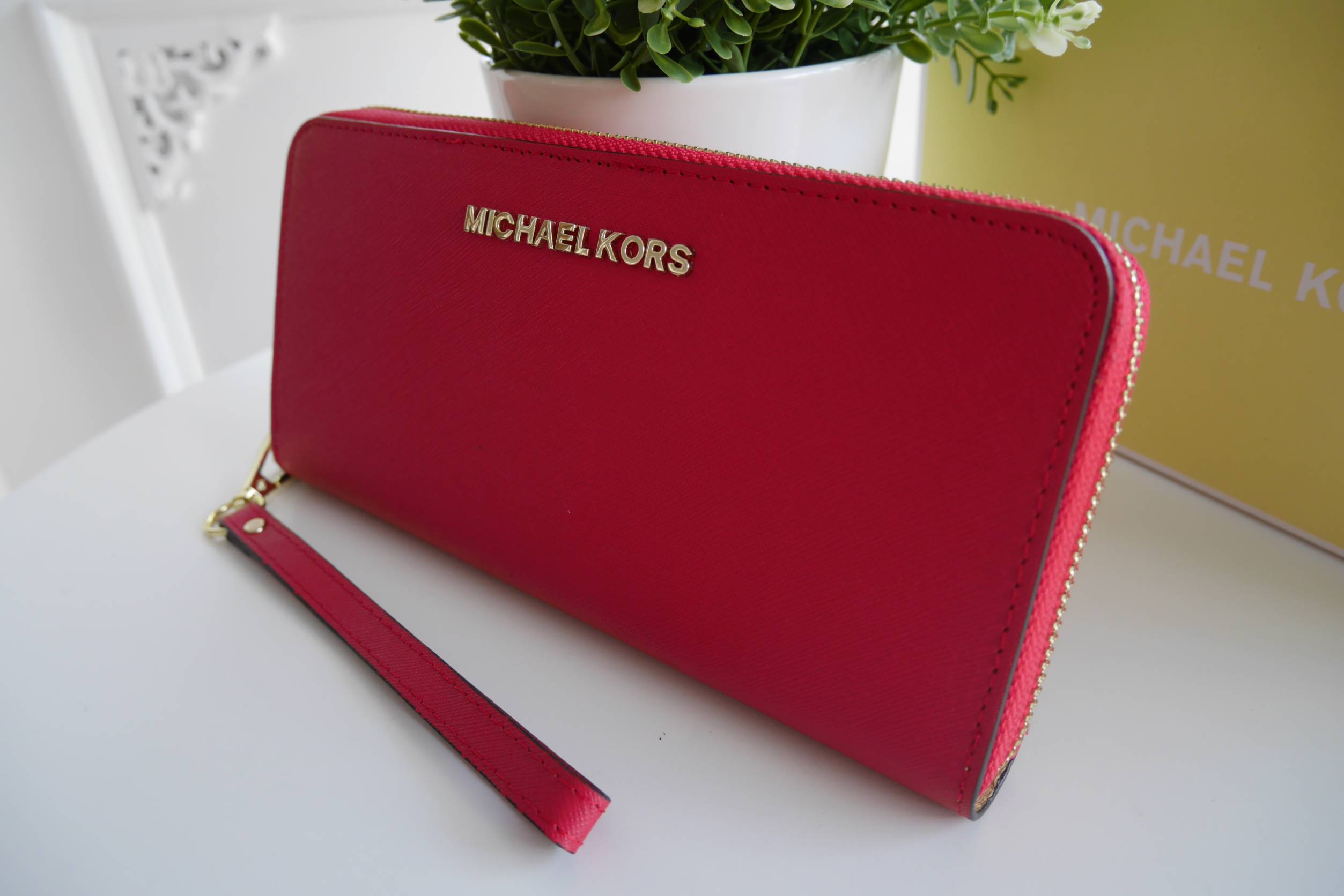 Best seller! งานขายดี รุ่นใหม่คะ Michael kors saffiano Wallet กระเป๋าสตางค์ใบยาว หนัง Saffiano ซิปรอบ สวยหรู มาก อะไหล่ปั้มโลโก้แบรนด์ ด้านในมีช่องใส่บัตร เยอะม้ากกก อีกด้านมีช่องแบงค์+ซิปใส่เหรียญ จุของได้เยอะจริงๆคะ ใส่ iphone 6+ ได้ สวยหรูดูดี อุปกรณ์ค