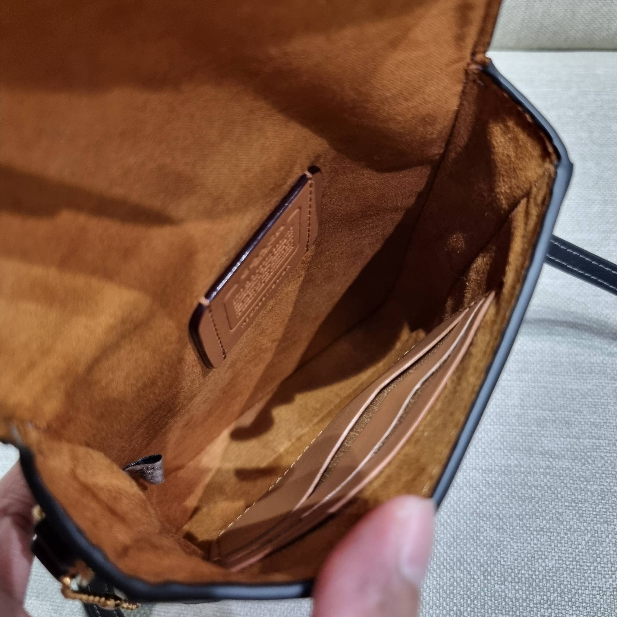 COACH CA057 TALL STUDIO CROSSBODY กระเป๋าสะพายข้างไซส์มินิ ดีไซน์ลูกคุณหนู น่ารักที่สุด!! น่าใช้ไม่อยากวาง!! ดีไซน์รูปทรงกำลังสวย ใช้งานสะดวกด้วยตัวกดเลื่อนล็อค วัสดุหนังแท้ สวยคม มาพร้อมสายสะพายข้างในตัว ใส่ของสำคัญแบบพกพาสะดวก ดีต่อใจจริงๆใบนี้ แนะนำไม่