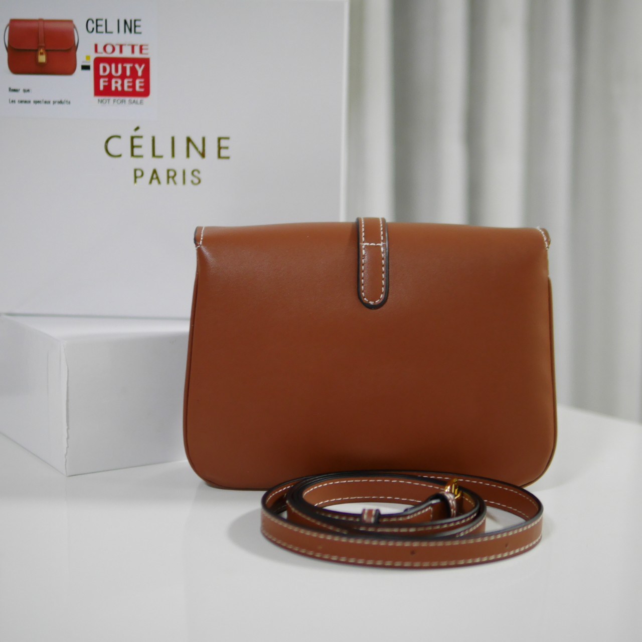 Celine Medium Tabou In Smooth Calfskin พร้อมส่งรุ่นใหม่แล้วค่า กับ CELINE SHOULDER BAG หนังเรียบสวยหรู ปรับดับพวงกุญแจสีทองด้านหน้า ด้านในเปิดด้วยด้วยกระดุม แบ่งช่องใส่ของออกเป็นสัดส่วน พร