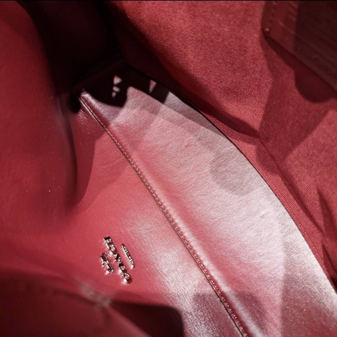 COACH HANNA CARRYALL IN SIGNATURE CANVAS / CH187 / CH195 / CH542 น้องใหม่ เรียบหรู ดูแพง กับกระเป๋าถือ/สะพายทรงสวย คงความคลาสสิค ดีไซน์ตกแต่งสายคาดจับจีบข้างกระเป๋าเพิ่มดีเทล มาพร้อมหูจับในตัว