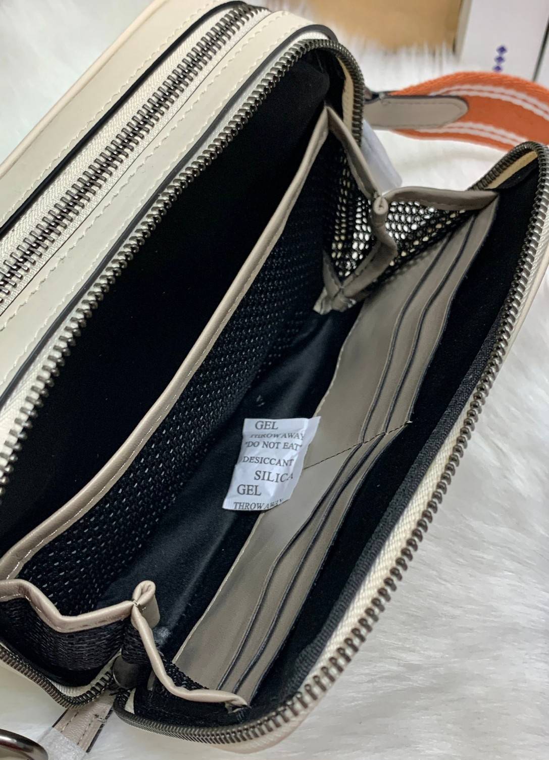 COACH CHARTER CROSS BODY IN SIANATURE JACQUARD((C3780)) 💋พร้อมส่ง สินค้าออกใหม่ ไม่มียังไงไหว!! ✔️กระเป๋าสะพายครอสบอดี้ร์ หรือสามารถสอดมือตรงหนังด้านหน้าถือแบบเก๋ๆได้ด้วยค่าา วัสดุJacquardทอบายแบรนด์อย่างดี ผสมหนังแท้ ได้ลงตัวสวยงาม น่าใช้