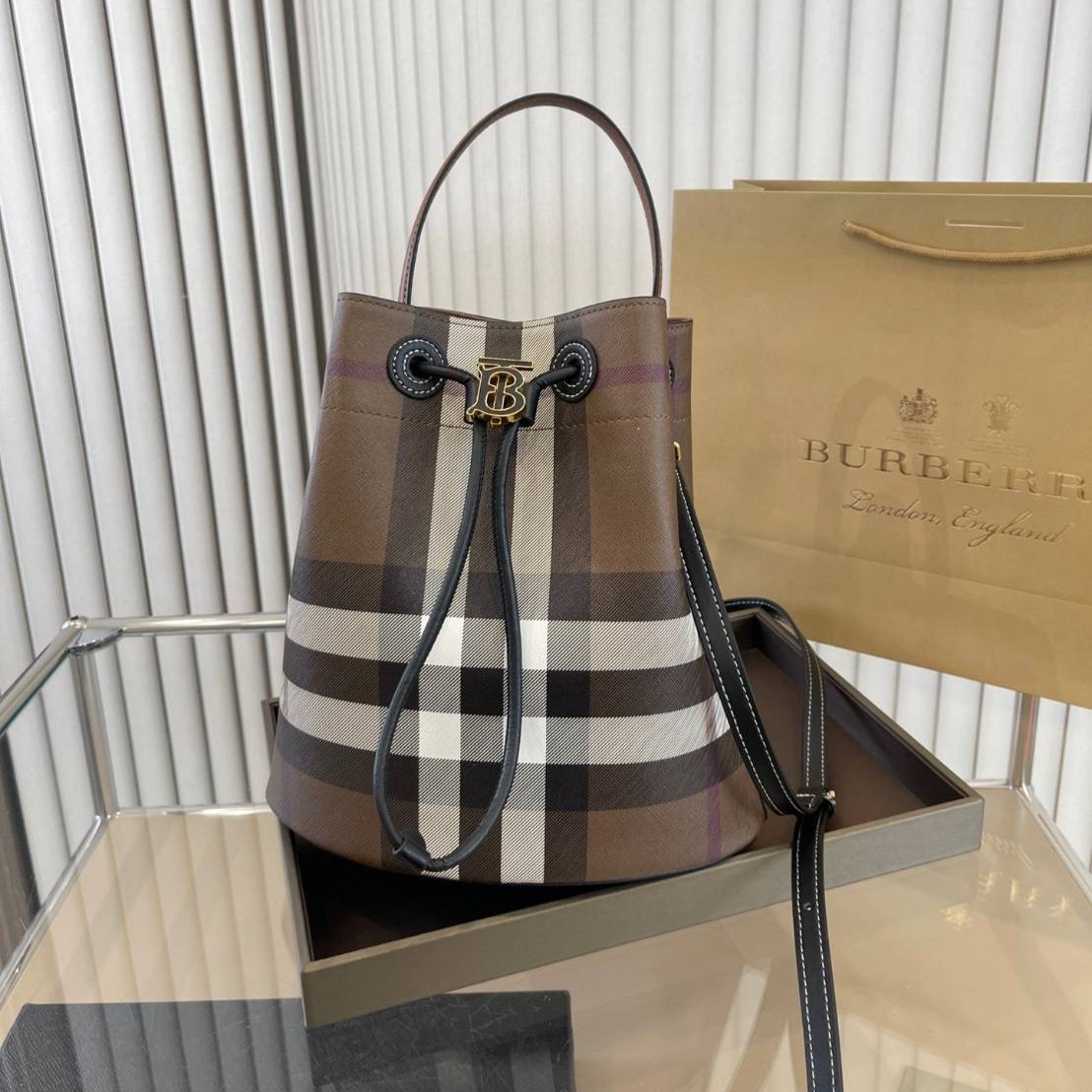 Burberry Brown Small TB Bucket Bag / BURBERRY MONOGRAM BUCKET BAG กระเป๋าถือ กระเป๋าสะพายครอสบอดี้ วัสดุหนังพิมลาย MONOGRAM โทนเข้ม