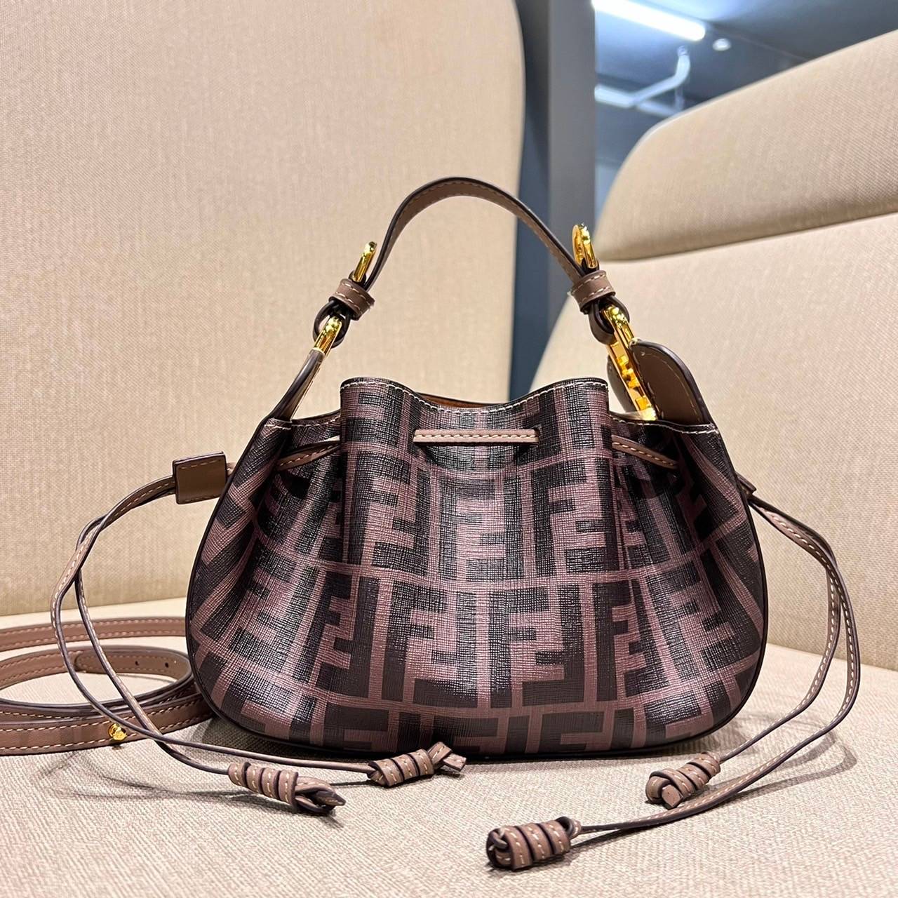 Fendi Pomodorino mini FF leather bag / FENDI FF mini bag รุ่นลิมิเต็ด หายาก ขนาดกำลังสวย ดีไซน์ทรงไม่ซ้ำใคร เก๋ๆตรงดีเทลรูดเก็บปากกระเป๋า วัสดุหนังแคนวาสเคลือบลาย มาพร้อมหูจับในตัว และสายครอสมีมาให้ ปรับได้เล็กน้อย ภายในโล่งกว้าง ใส่ของจำเป็นได้ครบ ใบจริง