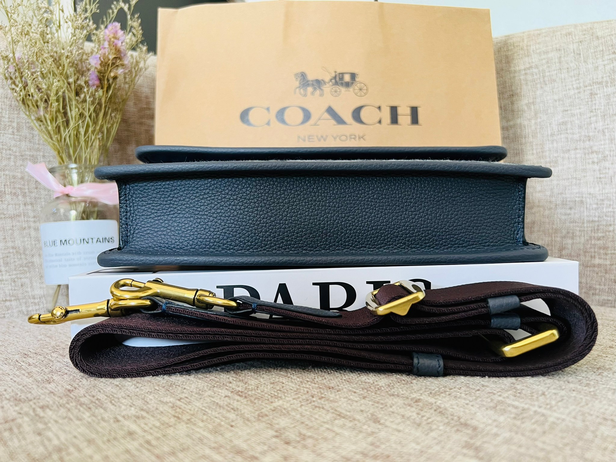 COACH Turner Flap Crossbody In Signature Chambray C8185 กระเป๋าสะพายหนังแชมเบรย์ซิกเนเจอร์และหนังธรรมชาติ ด้านในกระเป๋าซิป กระดุมแป๊ก ซับในหนัง กระเป๋าสลิปด้านนอก สายสะพายถอดได้ ยาว 25” สำหรับสะพายไหล่หรือสะพายข้าง