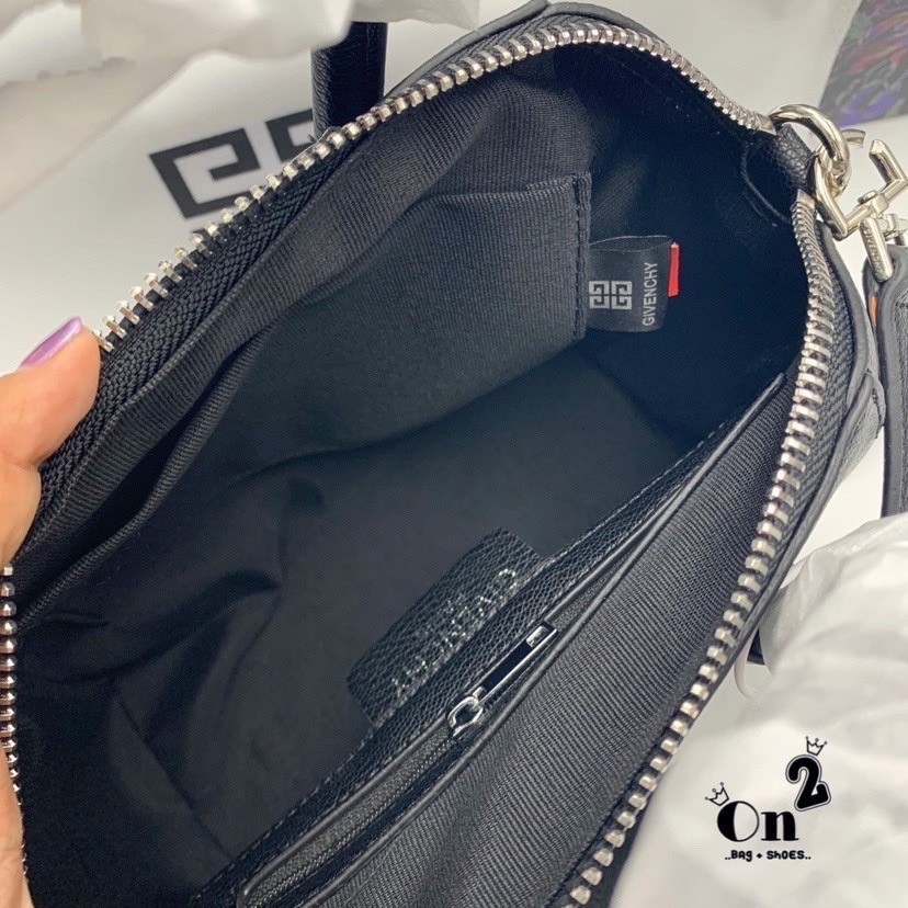 Givenchy Antigona Mini leather shoulder bag กระเป๋าสะพายทรงหมอน งานซิปบน หนังเรียบ อะไหล่เงิน มาพร้อมสายสะพายยาวถอดออกถือได้ กระเป๋าสุดคลาสสิก ใบเดียวก็เอาอยู่ Day to Night Bag เข้าได้กับลุค Smart Casual ด้วยทรงกระเป๋าที่ฐานกว้างใส่ของใช้ที่จำเป็นได้ทุกอย