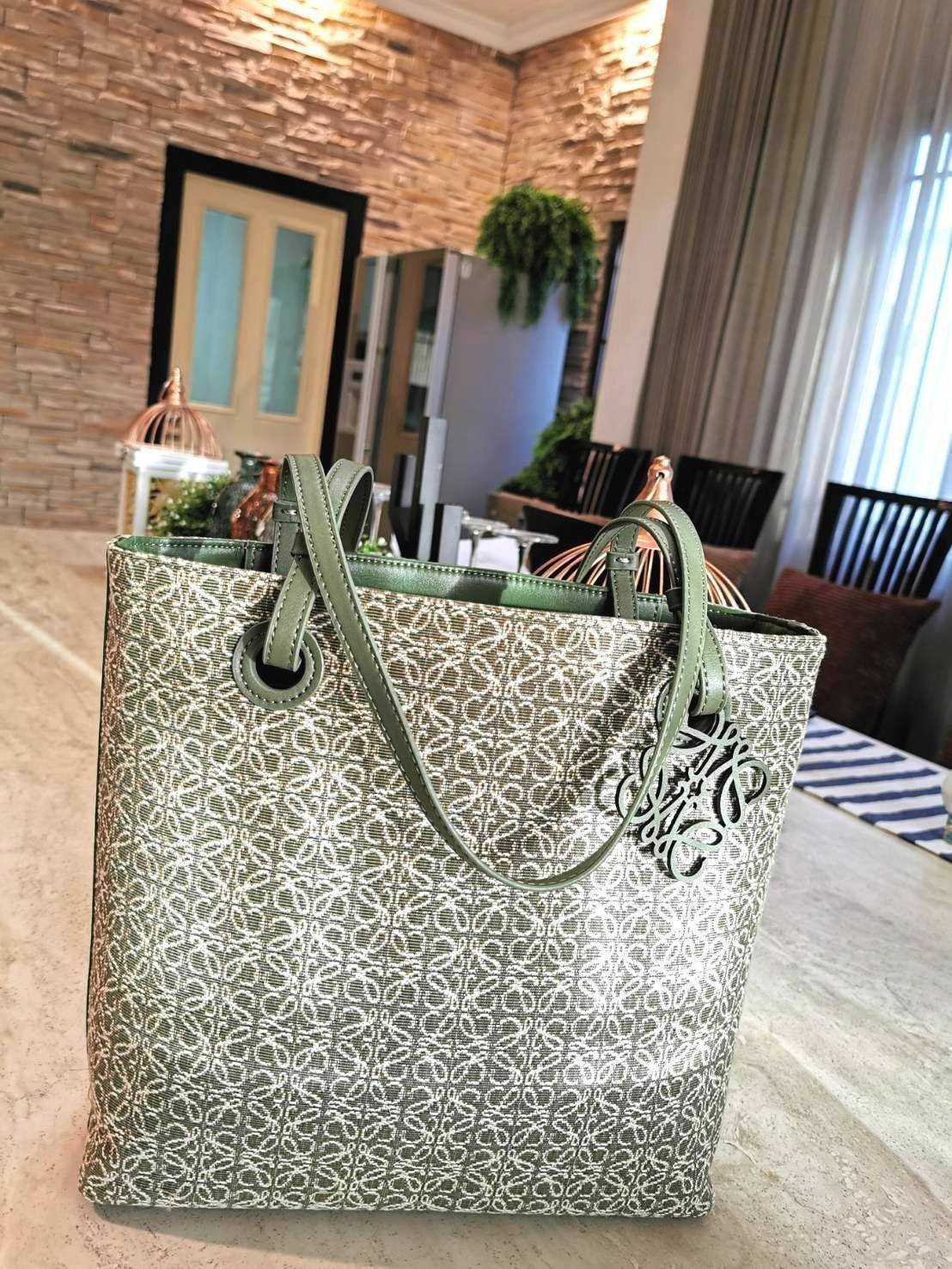 LOEWE ANAGRAM TOTE BAG VIP ไอเท็มใหม่! ดีไซน์สวยคงเอกลักษณ์ด้วยวัสดุ Anagram Canvas Jacquard Fabric ผสมผสานหนังแท้ Calfskin ลงตัวสุดคลาสสิค ขนาดกำลังดี น้ำหนักเบา ใส่เอกสาร A4 Notebook ipad ของใช้ได้เยอะ หูหิ้วหนังจับแข็งแรง สะพายไหล่ได้ พร้อมส่งที่ไทยสุด