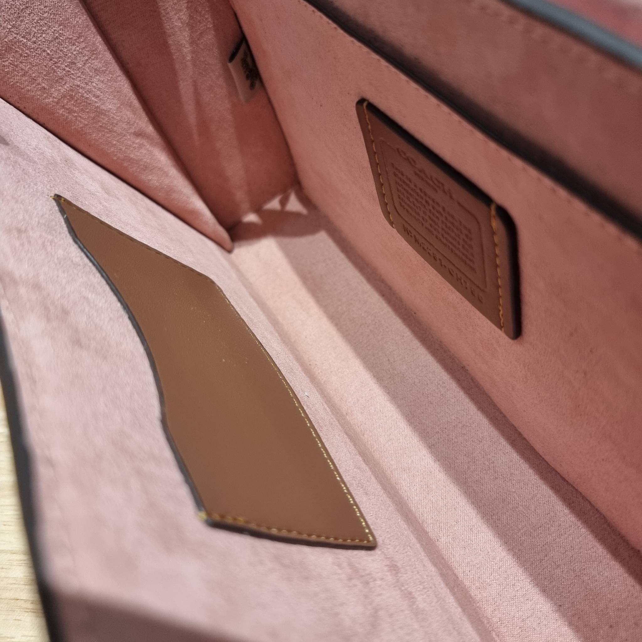 COACH CH798 TABBY BOX BAG IN SIGNATURE CANVAS ดีไซน์ใหม่ปี 2023 กับกระเป๋าสะพายมัลติฟังก์ชั่น ครบครัน ใช้งานได้หลากหลาย สวยคมชัด คลาสสิคใช้ได้ทุกลุค