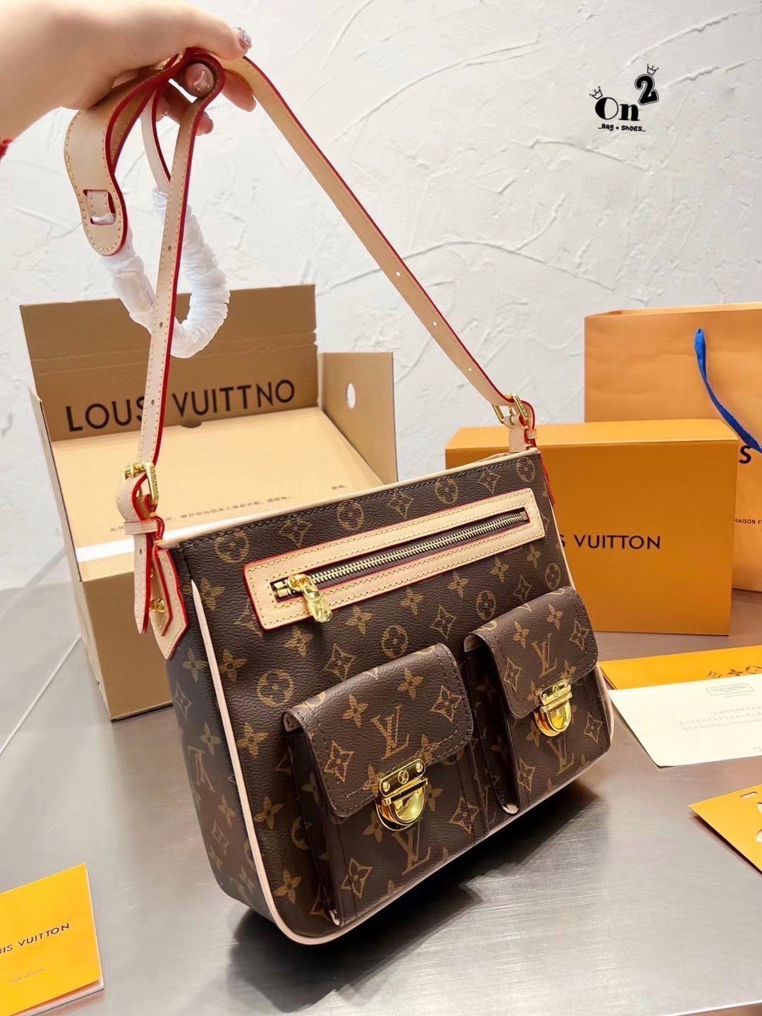 LV Hudson GM Monogram กระเป๋าสะพายสุดเท่ห์ไม่ซ้ำใคร Unisex ขนาดกำลังดี รูปทรงสวย ด้านหน้าโดดเด่นด้วยสกรีนโลโก้แบรนด์ วัสดุแคนวาส ผสมหนังแท้ ด้านในโล่งกว้าง มีช่องแยกย่อยไว้เก็บของสำคัญได้อย่างเป็นสัดส่วน จุของได้เยอะ พร้อมสายสะพาย ปรับระดับได้ตามการใช้งาน