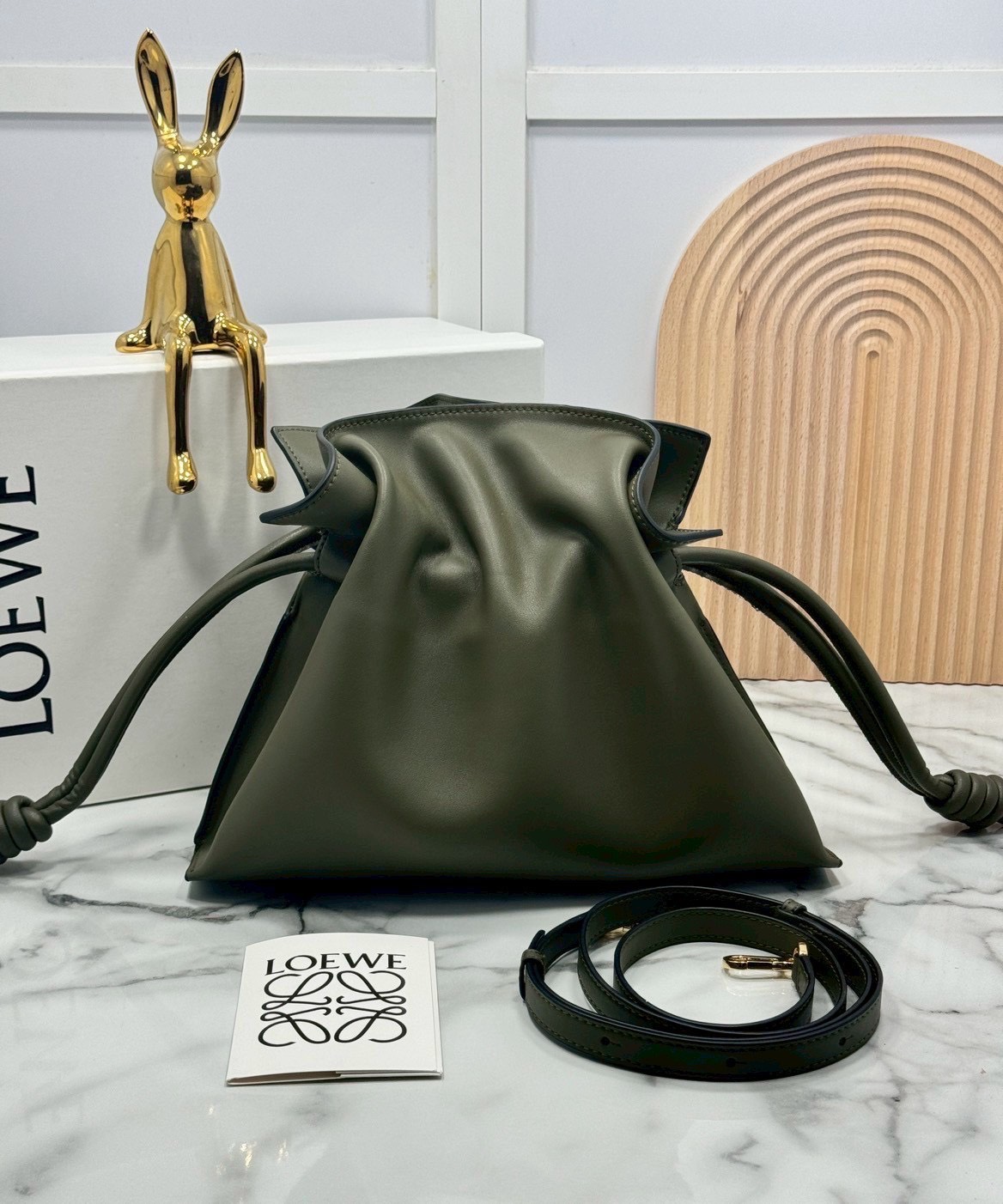 ORI หนังแท้ | Medium Loewe Flamenco clutch in nappa leather 30cm กระเป๋าสะพายทรงคลัชดีไซน์รูดเชือก เรียบหรูดูแพง เรียบง่ายใช้งานสะดวก หนังแนปป้าให้สัมผัสนุ่มสบายผิว มาพร้อมสายสะพายร้อยห่วงหรูหรา