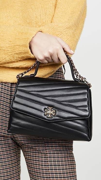 TORY BURCH Kira Chevron Top-handle Satchel กระเป๋าหนังแกะ สัมผัสนุ่มควบคู่กับดีไซน์อันเป็นเอกลักษณ์ กระเป๋าถือทรงสวยที่มีดีไซน์อันเป็นเอกลักษณ์ไม่เหมือนกับที่ไหน ด้วยการตัดเย็บหนังแกะแสนนุ่มแบบลายบุสองชั้น เพิ่มมูลค่าด้วยสายสะพายที่ทำจากโลหะสีทอง อีกทั้งย