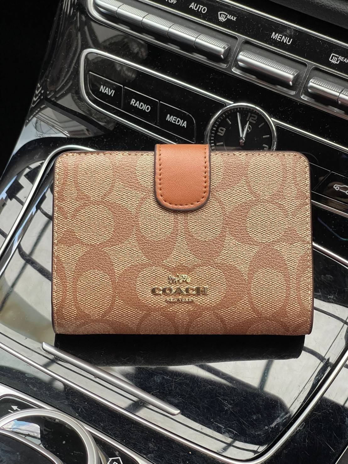 COACH MEDIUM CORNER ZIP WALLET กระเป๋าสตางค์ขนาดกลางที่ถือว่าเป็นไอเทม Must Have ของทุกเพศทุกวัยที่ต้องพกติดตัวไว้ตลอดเวลา เพราะนอกจากจะช่วยจัดเก็บเงิน บัตรประชาชน บัตรเครดิตและต่าง ๆ ให้เป็นระเบียบเรียบร้อยยังต้องคำนึงถึงประโยชน์ใช้สอยร่วมด้วย กระเป๋าสตา