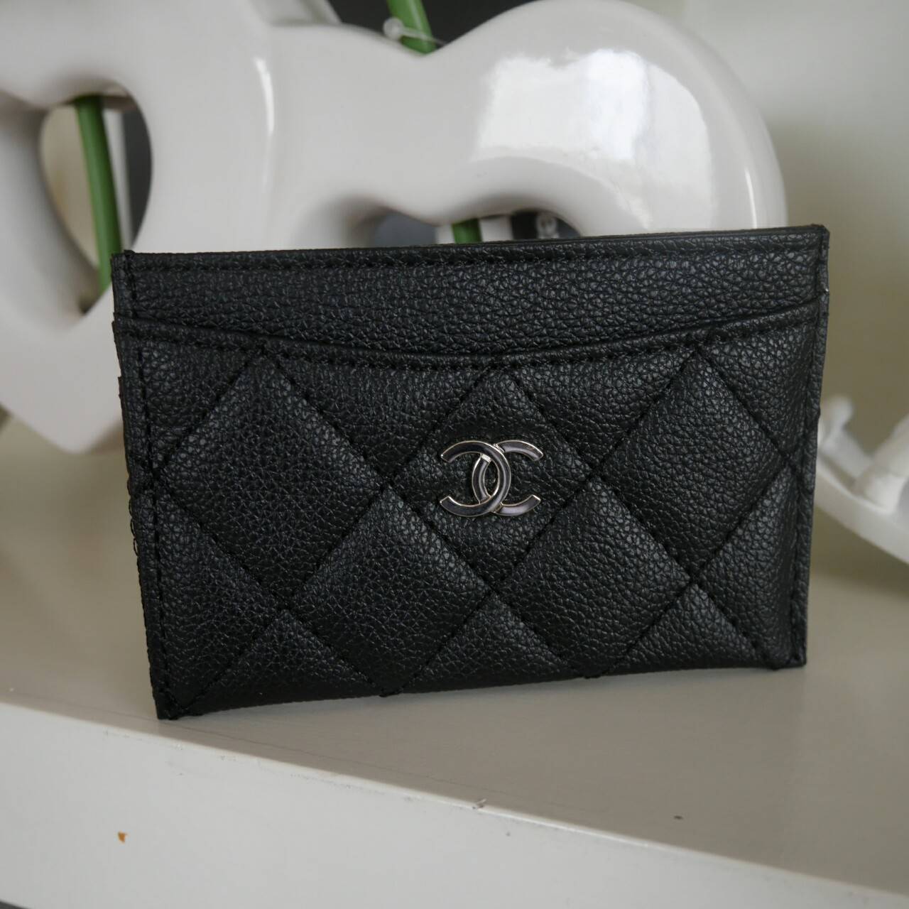 New Arrival! งานหรูเว่อวัง พร้อมส่งคะ Chanel Card Holder in Black 💳 จากพรีเมี่ยมกิ้ฟแบรนด์หรูอย่าง chanel ดีไซน์สวยเก๋ ประดับ Logo brand อะไหล่เงิน ขนาดกำลังน่ารัก ใส่บัตรได้ถึง 4 ใบ พกพาสะดวก จะซื้อไว้ใส่บัตรใบหรู หรือซื้อให้เป็นของขวัญ ก็ควรค่าท