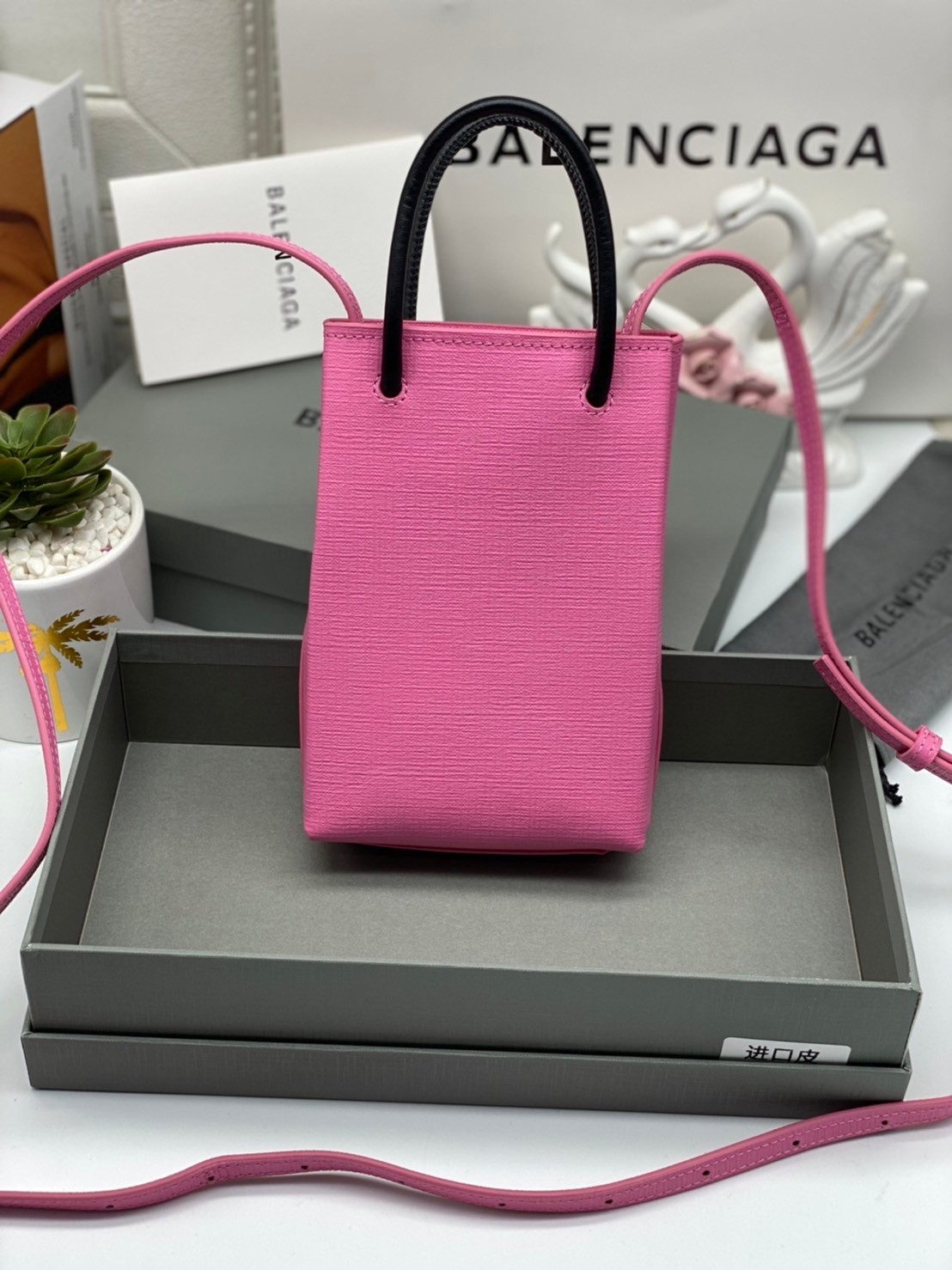 หนังแท้ BALENCIAGA Shopping Phone Pouch leather tote พกกระเป๋าช้อปปิ้งขนาดมินิ ไปทุกที่ในฤดูกาลนี้ ดีไซน์ที่ใช้ได้ทุกวันตั้งแต่หนังแบบมีเท็กซ์เจอร์ ภาพสินค้าถ่ายจากงานขายจริง ใช้งานต่างประเทศได้