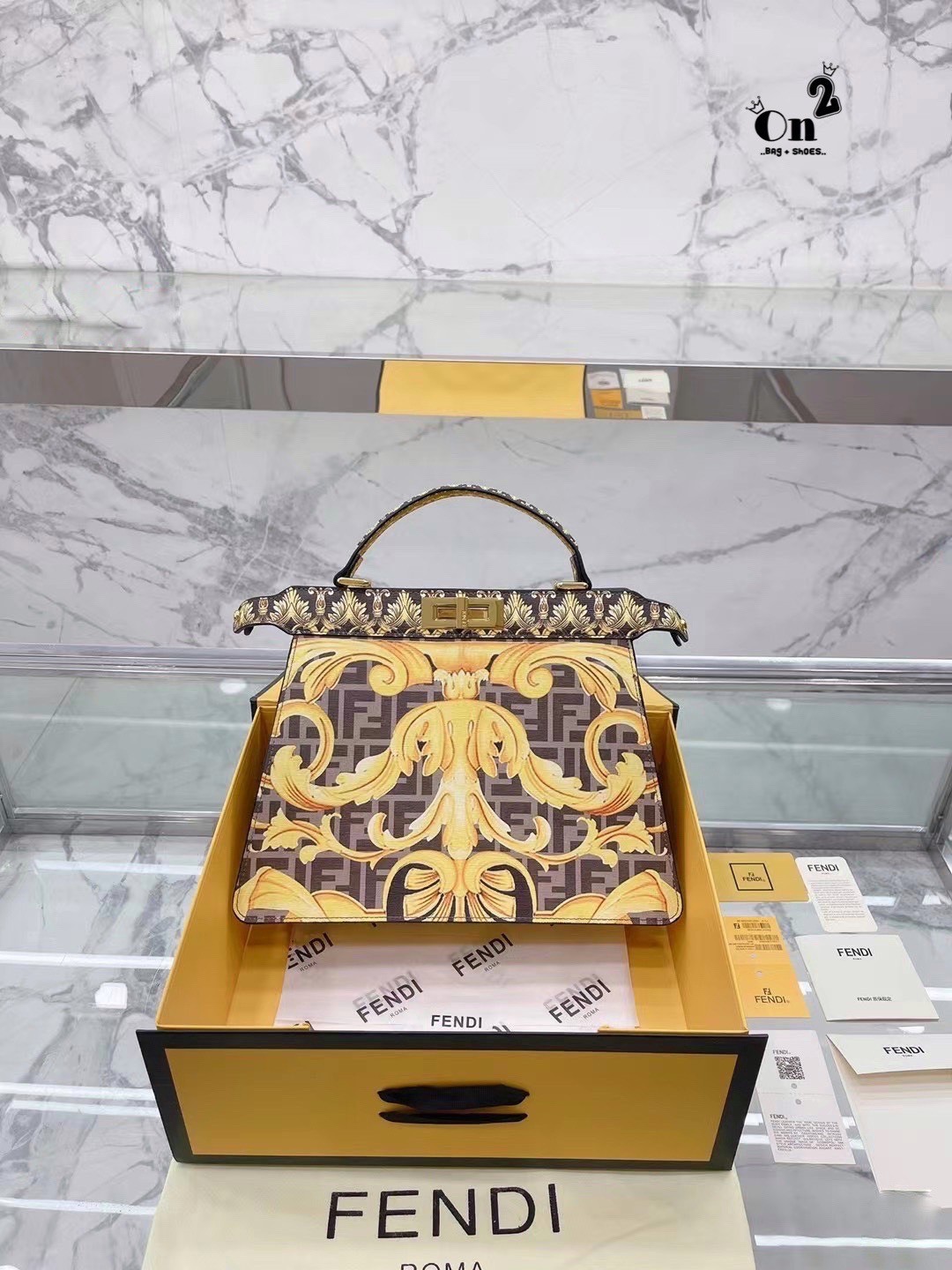 Fendi x Versace Peekaboo Bags / FF Fendace Gold Baroque FF Motif Peekaboo กระเป๋าสะพายสวยไฮโซ สุดฮิต ขนาดกำลังดีหนังลายกราฟฟิกมาใหม่ สวยหรูดูไฮโซมากค่ะ มาพร้อมสายสะพายยาวถอดออกถือได้