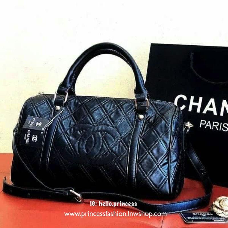 Chanel Bag กระเป๋าทรงหมอน วัสดุหนังแกะสัมผัสนิ่มมือ สังเคราะห์คุณภาพดีทนทาน น้ำหนักเบา เปิด-ปิดด้วยซิปอะไหล่ทอง ฐานรองหมุด4มุม มีสายยาว ปรับระดับได้ ภายในมีช่องใส่ของจุกจิก และซิปใหญ่ อีก1 ช่อง สายสะพาย จุของได้เยอะ น้ำหนังเบา ซื้อใช้เองหรือฝากเป็นของขวัญ