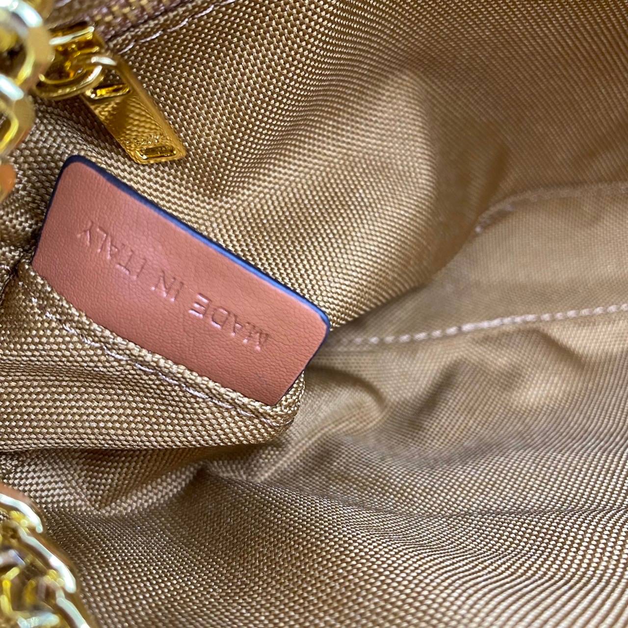 VIP GIFT 】หนังแท้ CELINE SMALL PATAPANS IN TRIOMPHE CANVAS AND CALFSKIN ดีไซน์สวยหรูฮิตสุดในเกาหลี! หนังสวยอยู่ทรง เปิดปิดด้วยซิปแบรนด์สีทอง ภายในโล่งกว้างและจุสามารถใส่มือถือ กระเป๋าสตางค์ ของใช้ได้เยอะ สายสะพายโซ่อะไหล่ทองหรูเลื่อนได้จะใช้สายคู่สะพายไหบ