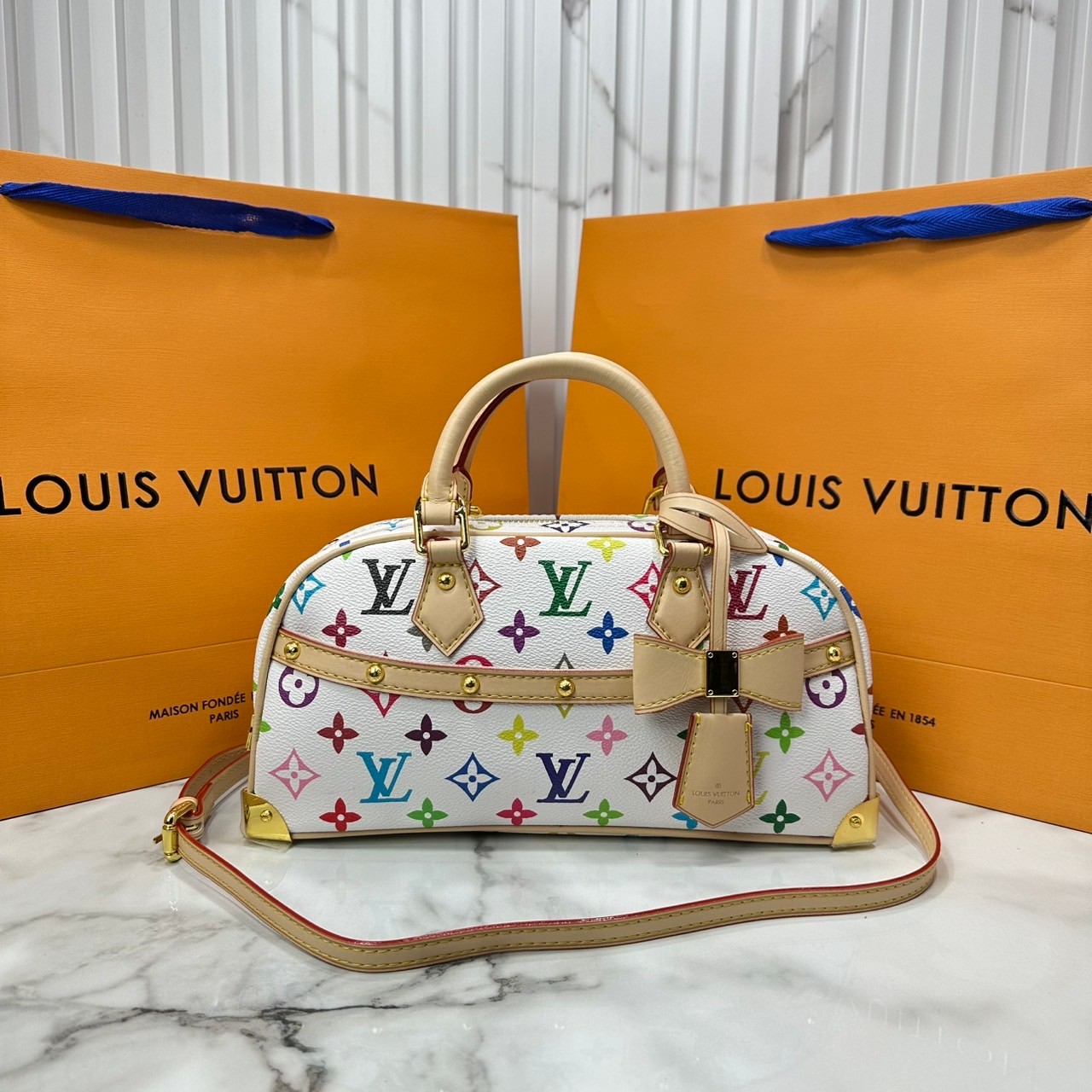 ORI | LV x TM Handbag East West Murakami ใหม่ล่าสุด กระเป๋าสะพายทรงสวย ดีไซน์ใหม่ หรู ดูผู้ดี แต่งแต้มดีเทลเปี่ยมชีวิตชีวาจากคอลเลคชั่น LV x Murakami คอมพลีตลุคด้วยที่ห้อยกุญแจรูปโบว์สุดเอ็กซ์คลูซีฟ
