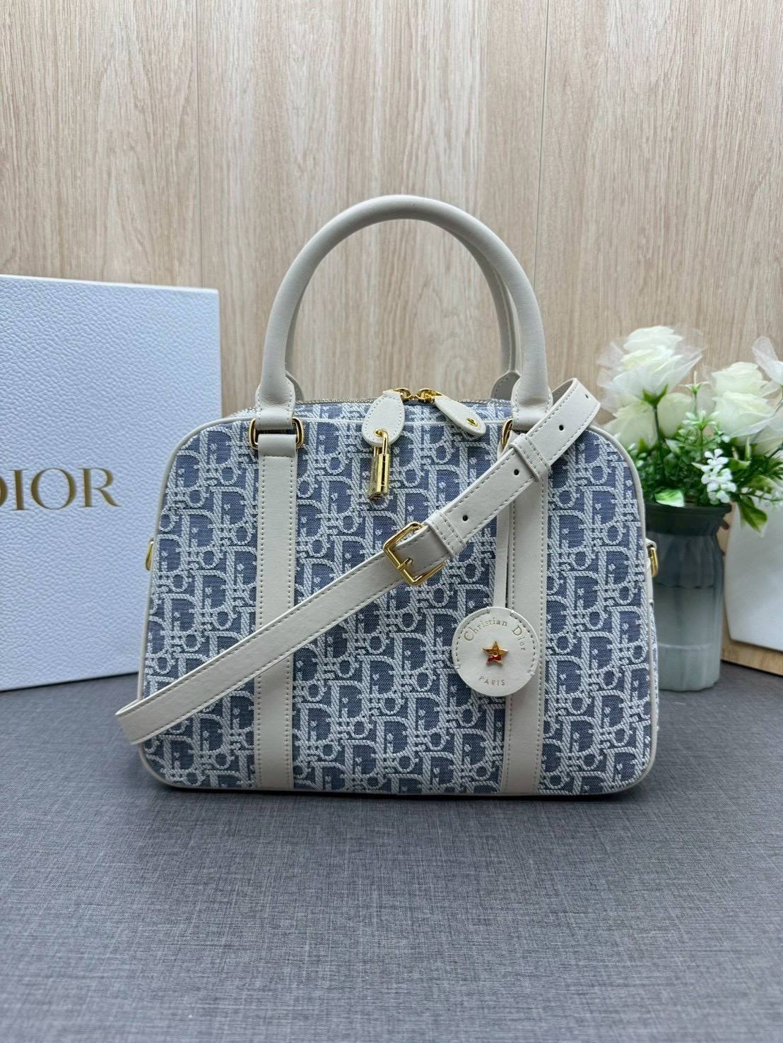 ORI หนังแท้ | DIOR Large D-Vibe Bowling Bag กระเป๋าทรงหมอนดีไซน์โบว์ลิ่งใบใหญ่ ทันสมัยใช้งานง่ายจุของได้เยอะ สวยสง่างามเป็นเอกลักษณ์