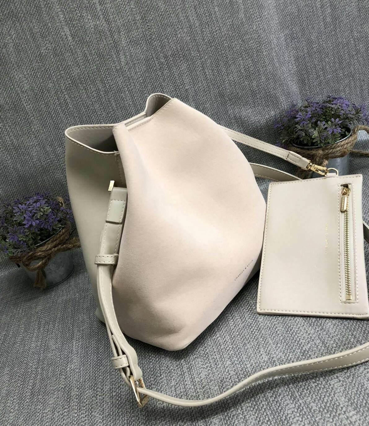 CHARLES & KEITH SLOUCHY SLING BAG 2018 กระเป๋าสะพายข้าง ปรับเปลี่ยนรูปทรงใช้งานได้ไม่จำเจ ปากกระเป๋าเป็นแม่เหล็ก มีสายเกี่ยวเพื่อปรับรูปกระเป๋า ให้เป็นทรงขนมจีบได้ค่ะ ภายในกระเป๋าโล่งกว้าง ใส่ของจุ รุ่นนีพิเศษ มีกระเป๋าใบเล็กแบบซิปห้อยมาให้อีก 1 ใบค่ะ ถอด