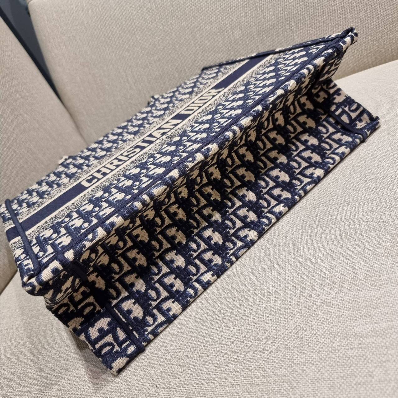 VIP 】HOT ARRIVAL!! DIOR CD SHOPPING BAG WITH GWP กระเป๋าทรงช้อปปิ้งใบใหญ่ จุใจ!! พรีเมี่ยมกิ๊ฟรุ่นดับเบิ้ลฮอต ดีไซน์คลาสสิควินเทจ สวยหรู วัสดุผ้าแคนวาสลายกราฟฟิค ภายในโล่งกว้างมากๆ ใส่ของจุสุดๆ โน้ตบุ้ค ไอแพด กระเป๋าสตางค์ มือถือ หรือเสื้อผ้ายังได้ สะพายค