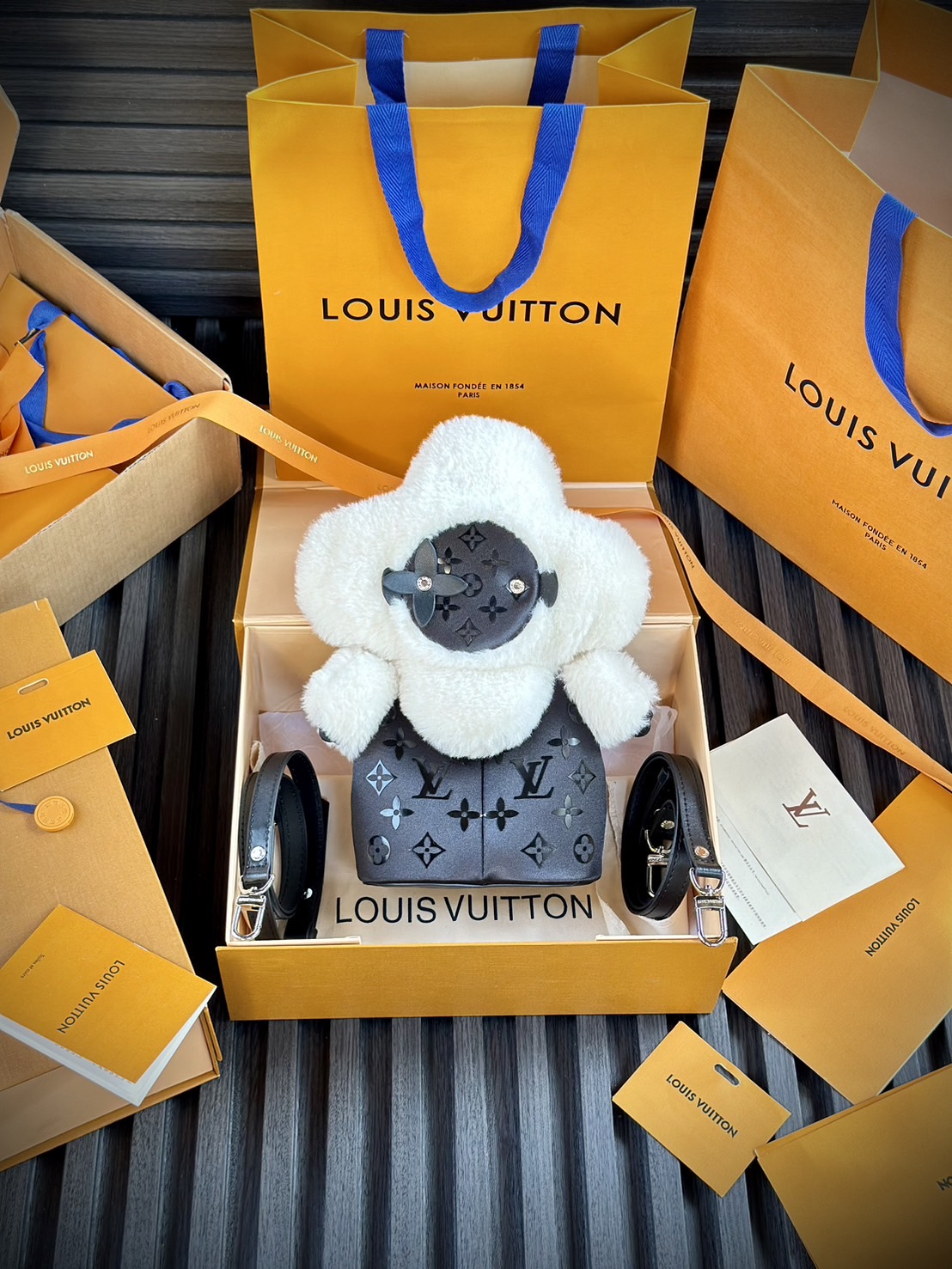 สลับแท้ LV Vivienne Backpack กระเป๋าเป้ คอลเลกชัน Ski Snow แต่งขอบขนเฟอสุดพิเศษ ดีไซน์น่ารักน่าใช้ งานผ้าไนลอนรุ่นใหม่ของแบรนด์ พิมพ์ลายโมโนแกรมด้วยซิลค์สกรีน