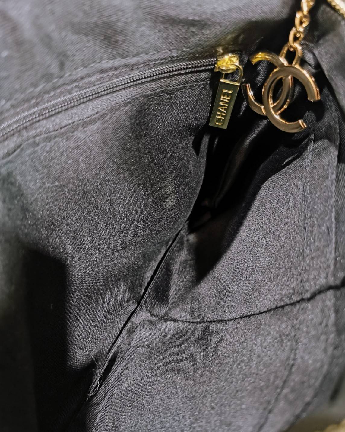 Chanel Crossbody Bag VIP Gift With Purchase (GWP) กระเป๋าสะพายพรีเมี่ยมกิ้ฟจาก Chanel Cosmetic Counter DutyFree วัสดุหนังคาเวียร์สวยหรูเปิดปิดด้วยซิปโลโก้แบรนด์สีทองสะดวกใช้ ด้านหน้ามีโลโก้ ด้านหลังมีช่องใส่ของ ภายในมีช่องซิป ใส่มือถือ ธนบัตร เครื่องสำอาง