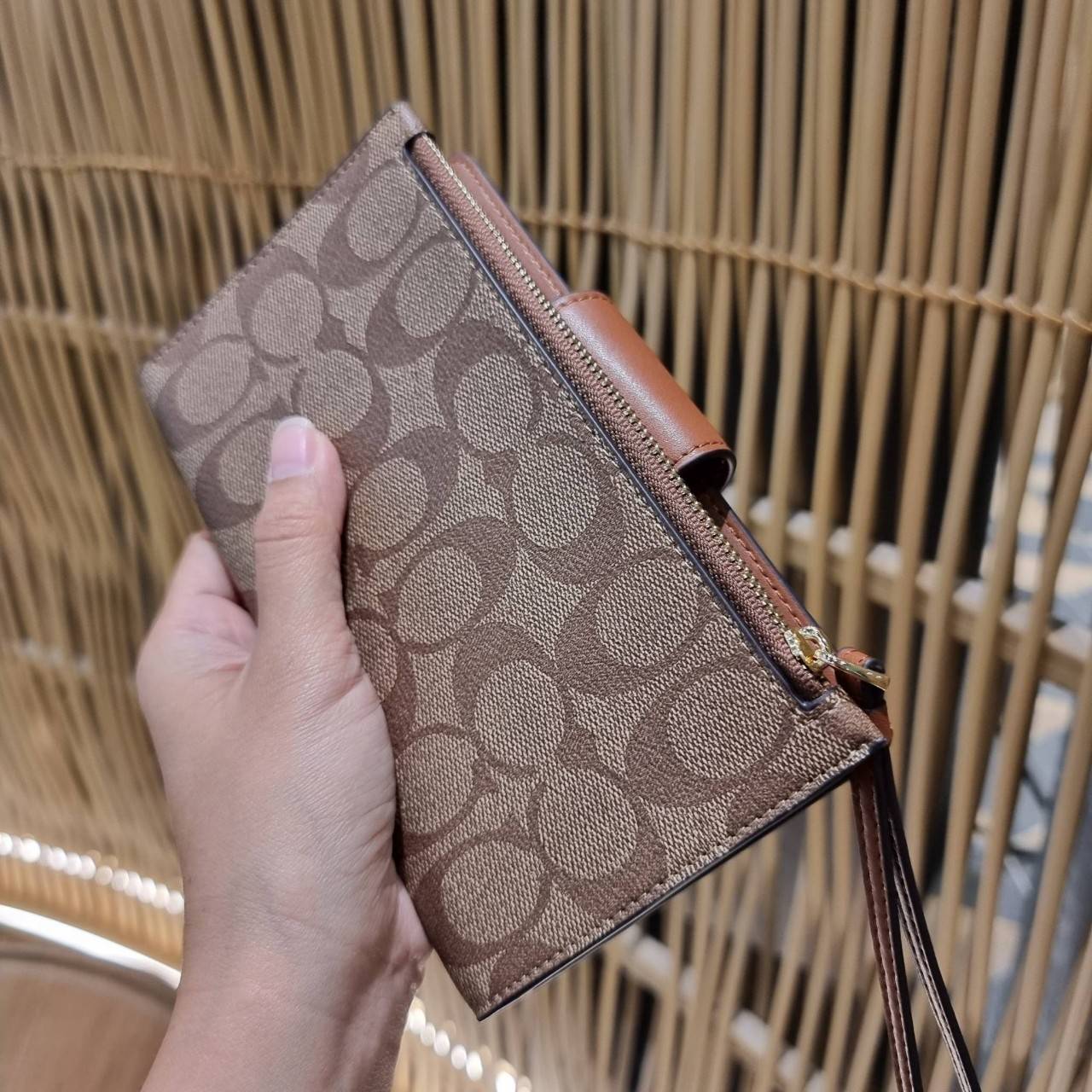 พร้อมส่ง 7 สี COACH C2874 TECH WALLET IN COLORBLOCK SIGNATURE CANVAS จัดให้สีใหม่ก่อนใคร!! ดีไซน์ใหม่ คอลเลคชั่นสวยหรู กระเป๋าสตางค์พร้อมสายคล้องมือ ง่ายต่อชีวิตมากจ้า!! มันดีอะไรเบอร์นี้ ใส่ได้ทั้งบัตร และโทรศัพท์ก็ใส่ได้ทุกรุ่น แถมยังมีช่องซิปแยกไปอีก ช
