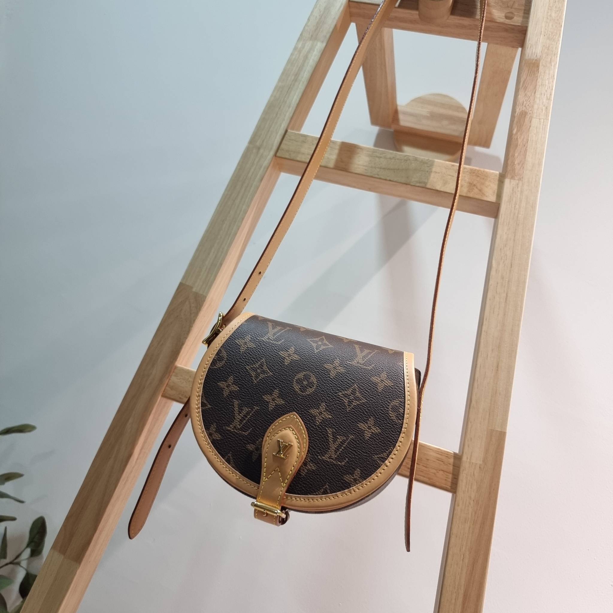 LV Tambourine Monogram Crossbody Bag รุ่นลิมิเต็ดหายาก กับกระเป๋าสะพายทรงสวย ดีไซน์คลาสสิค วัสดุหนังแคนวาสตัดสลับหนังแท้ เปิด-ปิดกระเป๋าด้วยอะไหล่สายคาด สายสะพายในตัว ปรับได้ หรือซ่อนสายและถือเป็น clutch ออกงานก็ได้ ดูแพงมากๆ ภายในเป็นช่องโล่ง ใส่ของจุกจุ