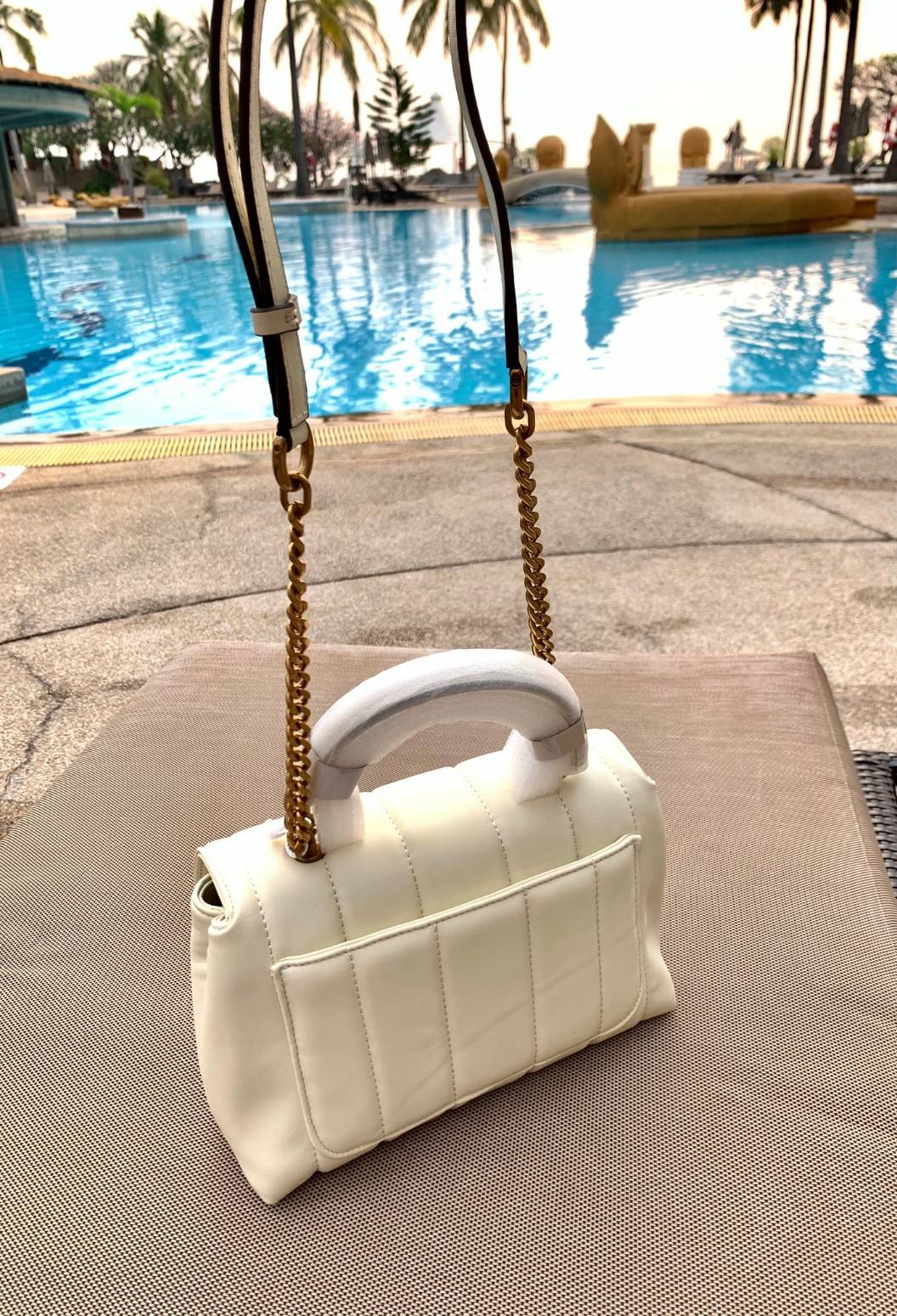 TORY BURCH KIRA QUILTED SMALL BAG พร้อมส่งที่ไทย ไม่ผิดหวังแน่นอนค่ะ! กระเป๋าหิ้วหรือสะพายข้างได้ วัสดุหนังแกะแท้ทั้งใบ ((หนังแกะจะมีคุณภาพดีเงานิ่มและแพงกว่าหนังวัวจ้า)) หนังนิ่มสวยงามมากๆค่ะ เปิดปิดกระเป๋าแบบหมุนล็อคแบบโลโก้แบรนด์ ใช้อะไหล่คลาสสิคดูหรูเ